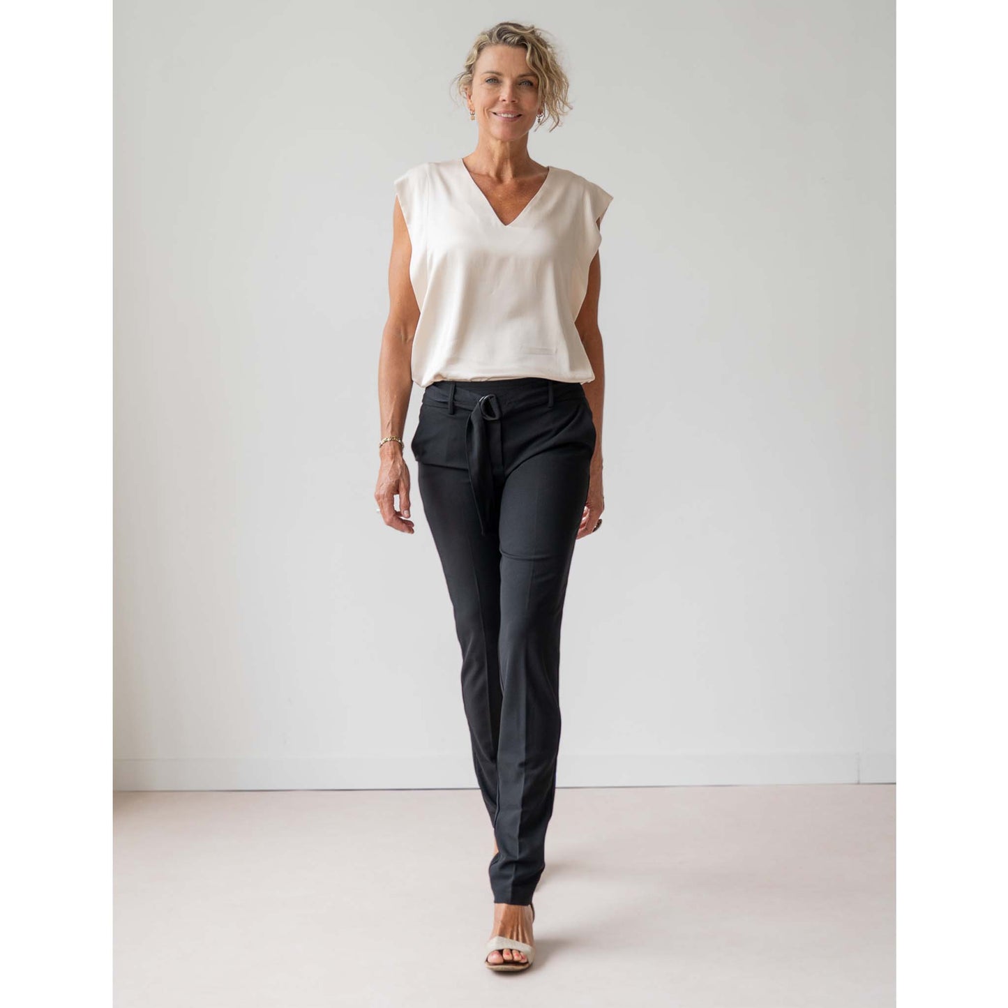 Tall NED Broek Jillian Zwart model - lange vrouwen