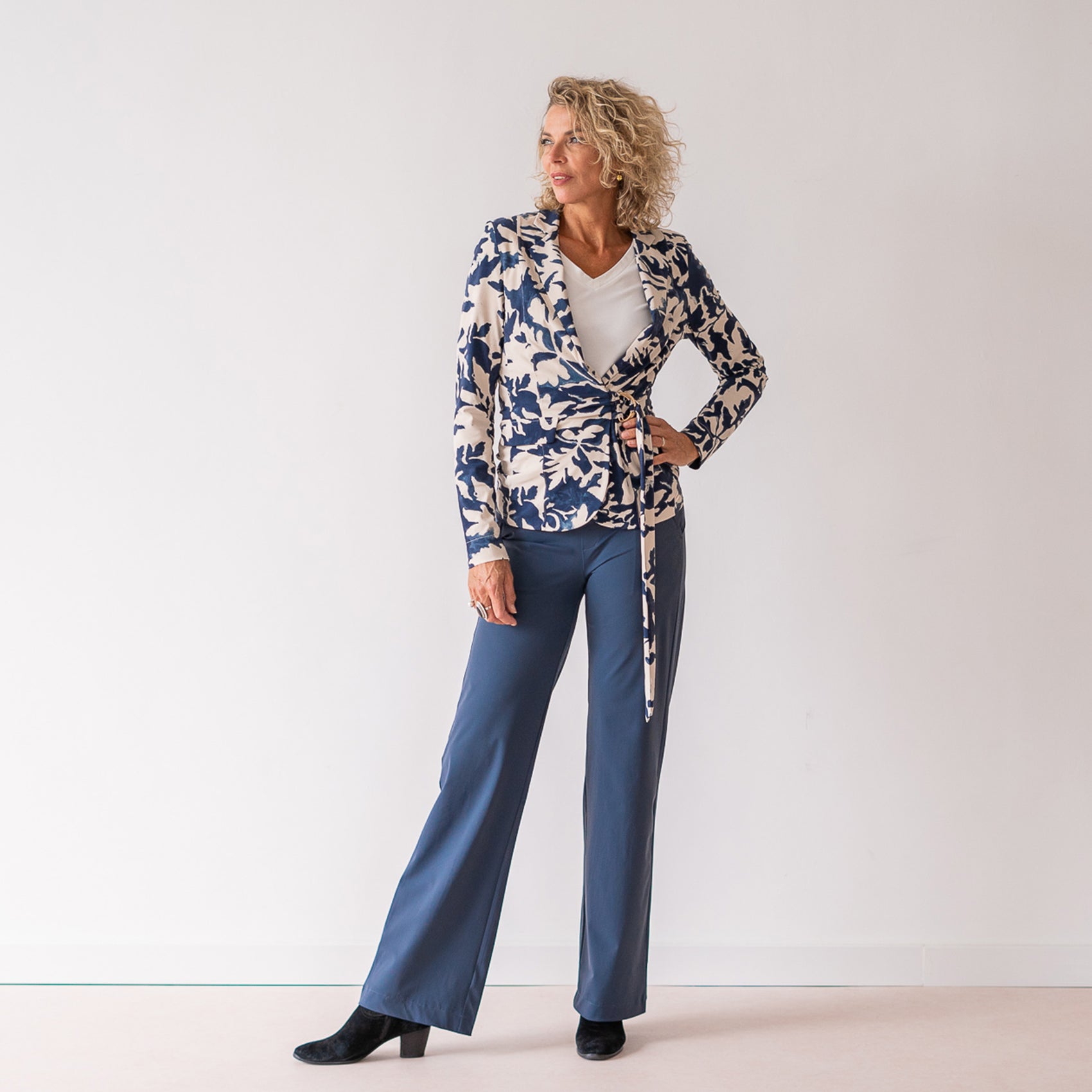 Aime Blazer Charlot Iced Flower, tall kleding voor lange vrouwen, gedragen door model