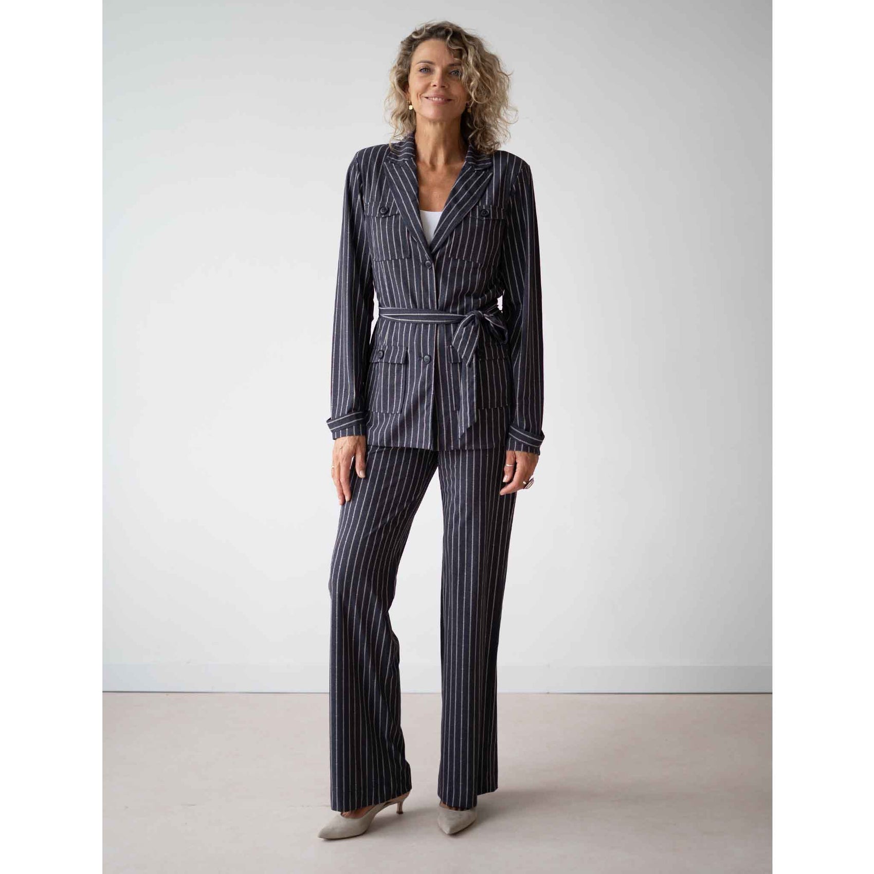 Kimara Blazer Noah Dotted Pinstripe, tall kleding voor lange vrouwen, gedragen door model