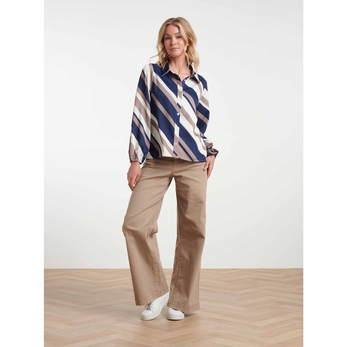 Smashed Lemon Blouse Streep Donkerblauw – gedragen door model – kleding voor lange vrouwen