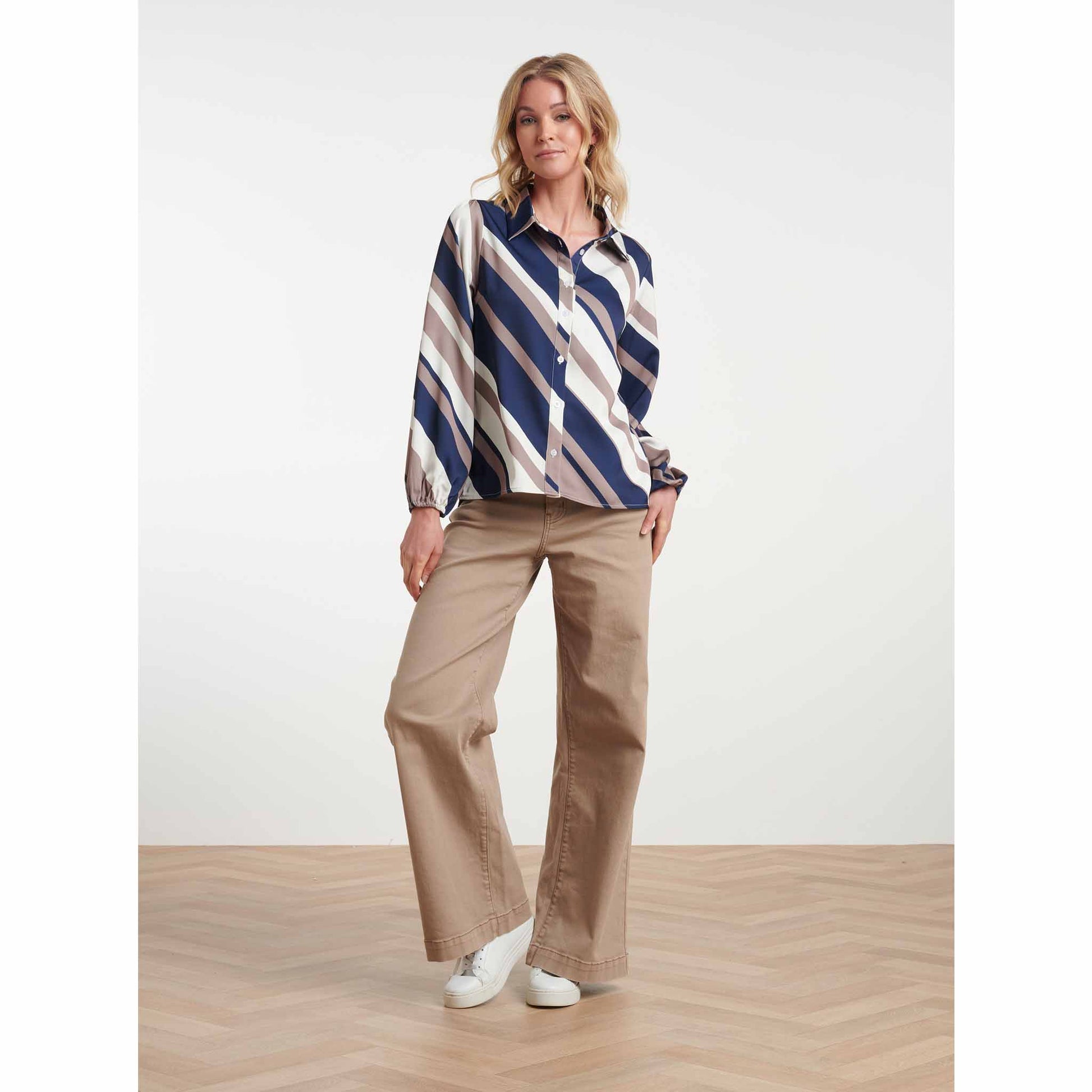 Smashed Lemon Blouse Streep Donkerblauw – gedragen door model – kleding voor lange vrouwen