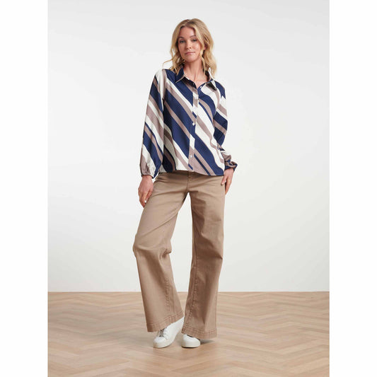 Smashed Lemon Blouse Streep Donkerblauw – gedragen door model – kleding voor lange vrouwen