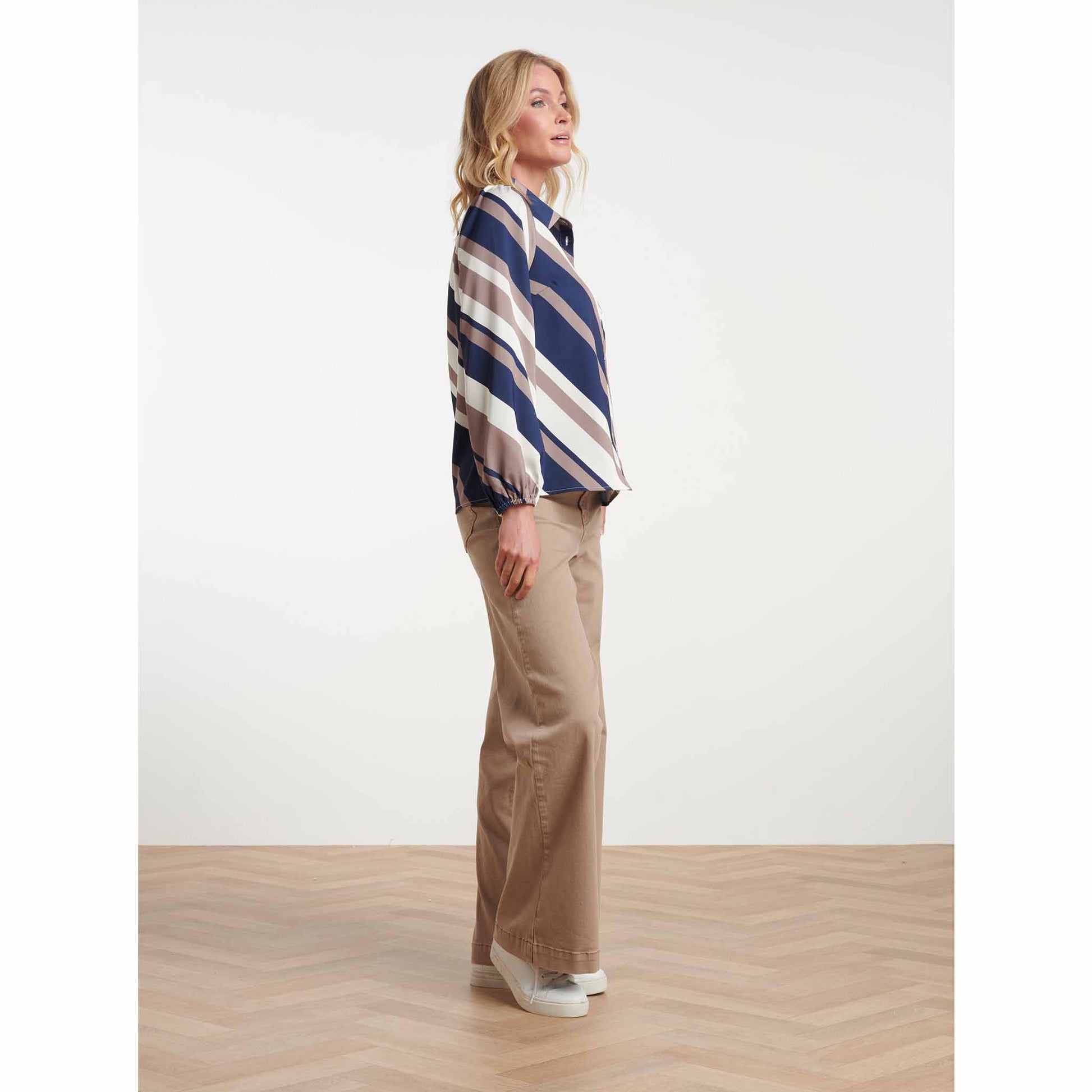 Smashed Lemon Blouse Streep Donkerblauw – modelfoto – LongLady kleding voor lange dames