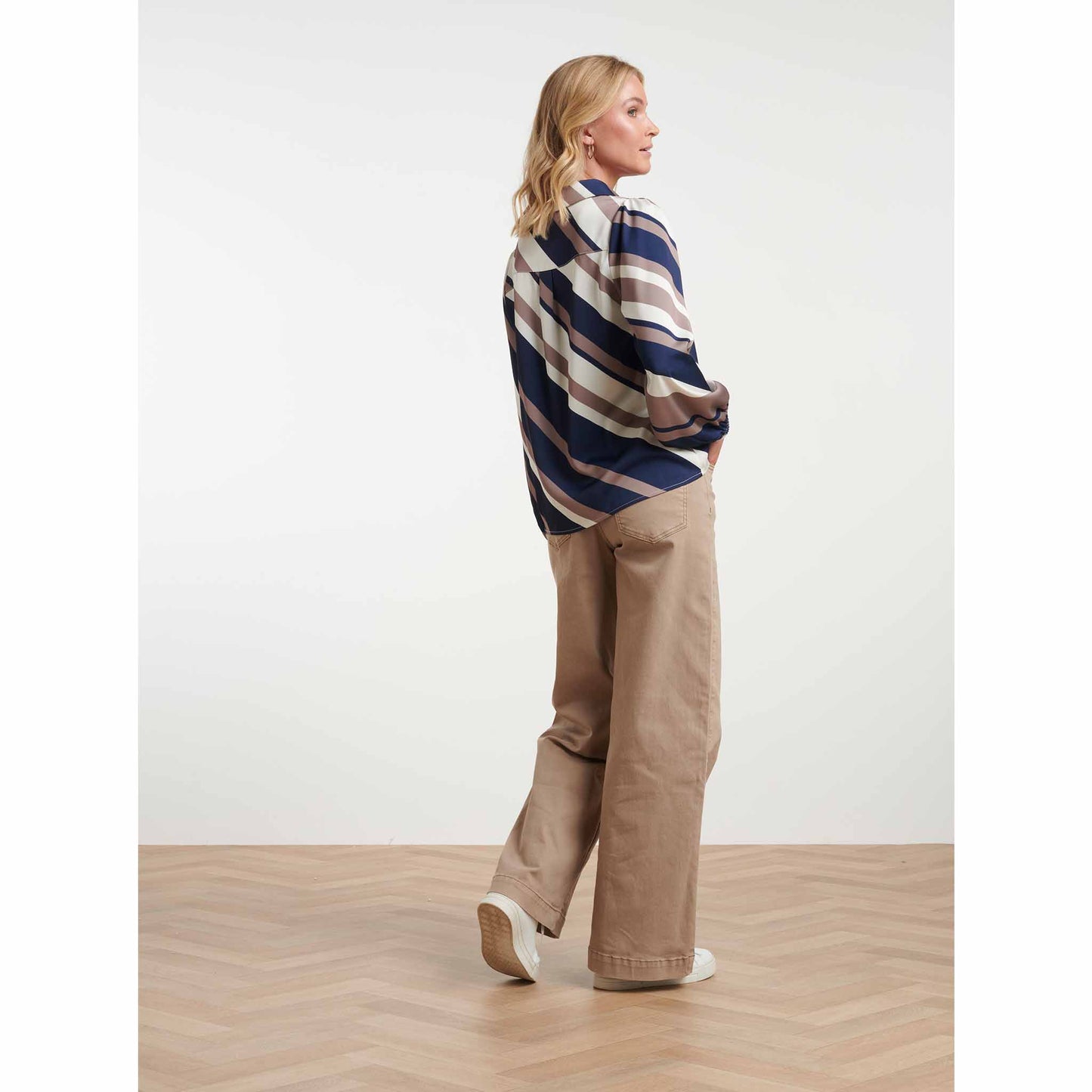 Smashed Lemon Blouse Streep Donkerblauw – modelfoto – LongLady kleding voor lange dames