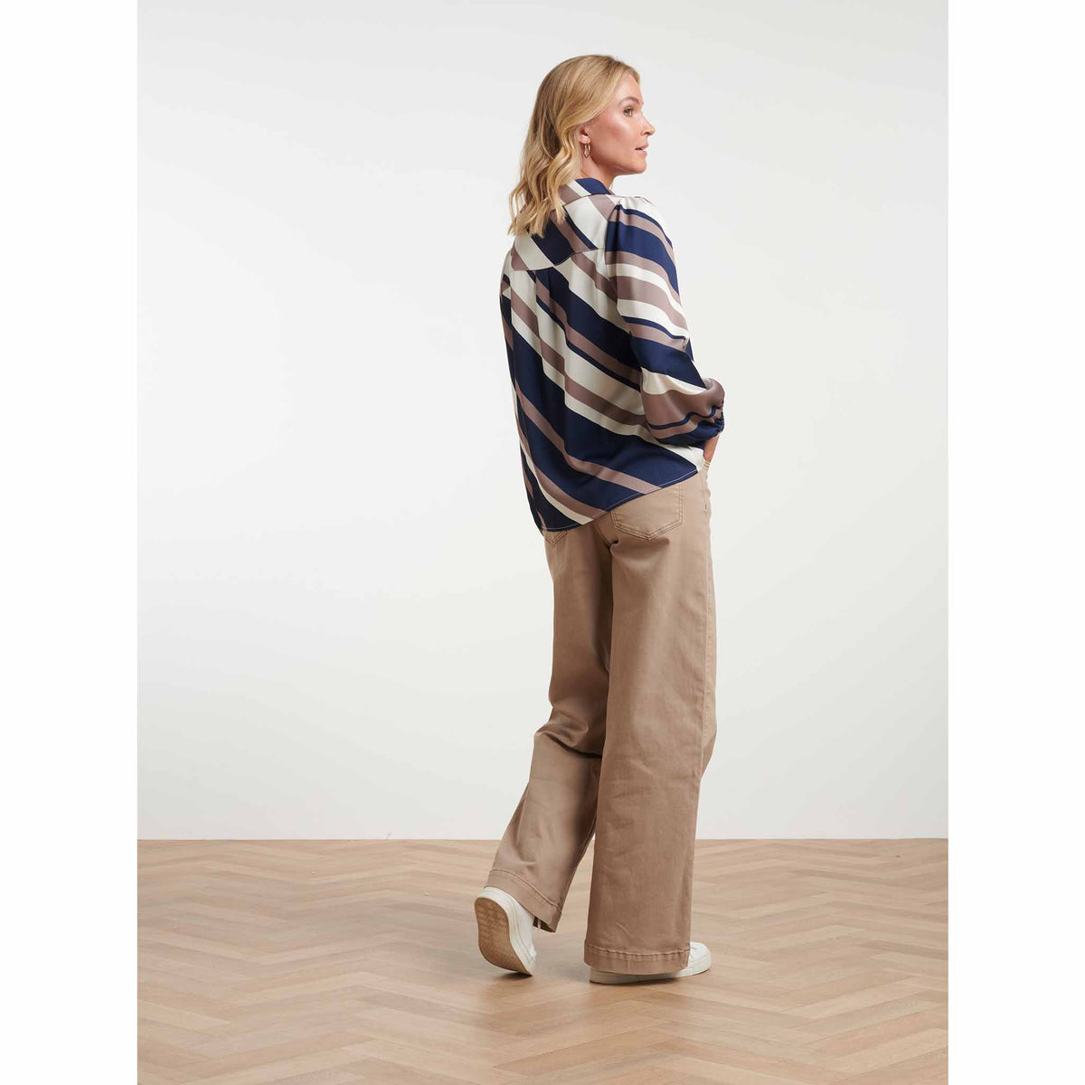 Smashed Lemon Blouse Streep Donkerblauw – modelfoto – LongLady kleding voor lange dames