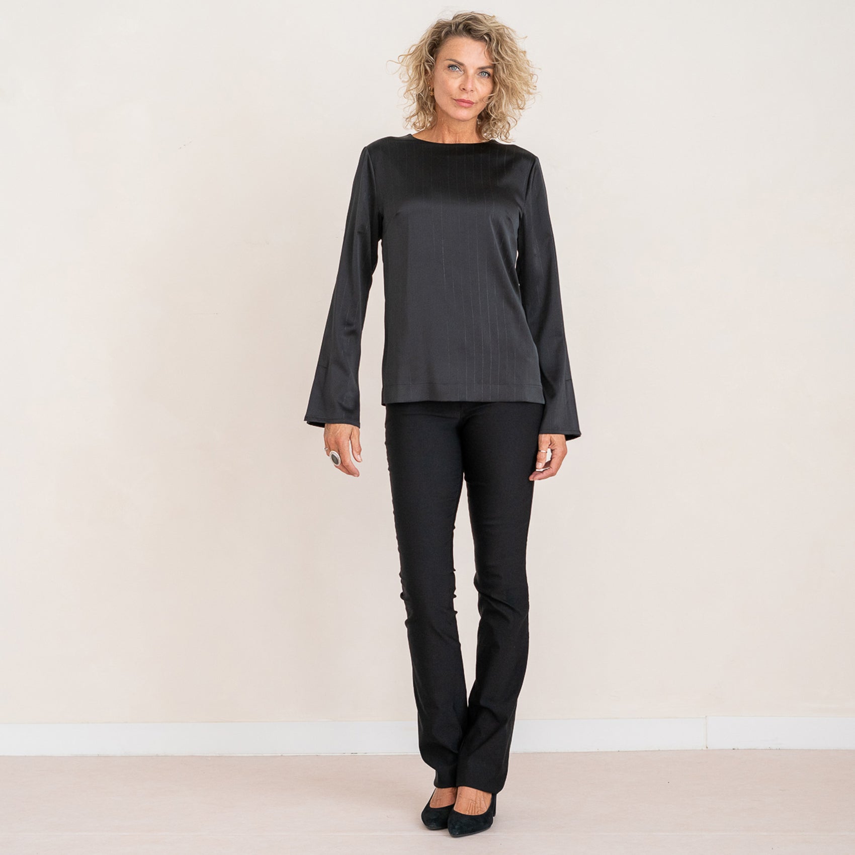 Longlady Blouse Daniella, tall kleding voor lange vrouwen, gedragen door model