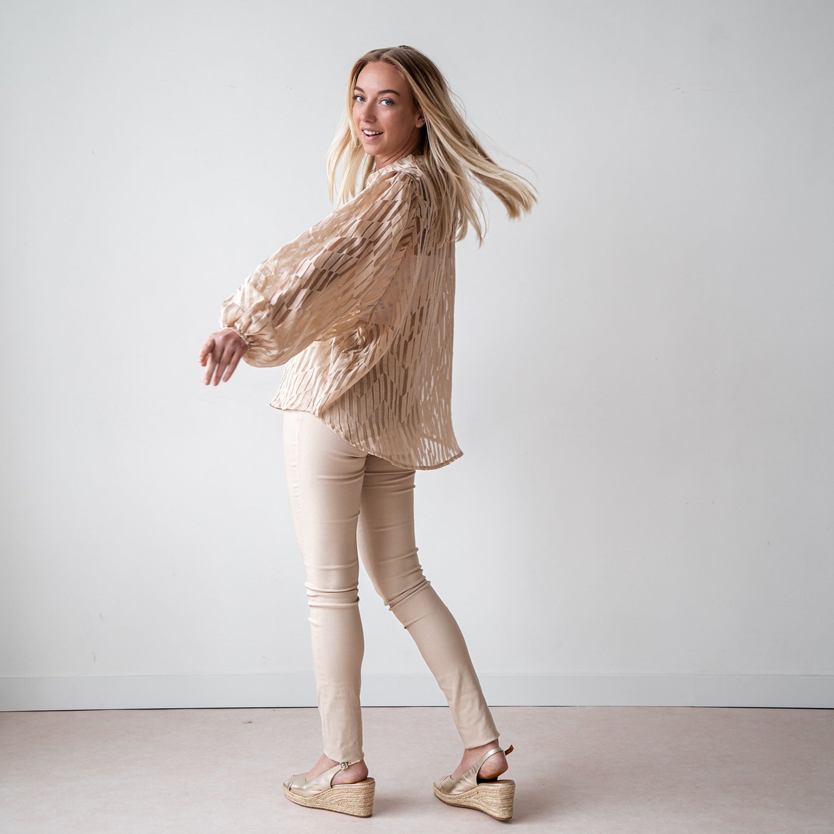 ICNK Blouse Peggy, tall kleding voor lange vrouwen, gedragen door model