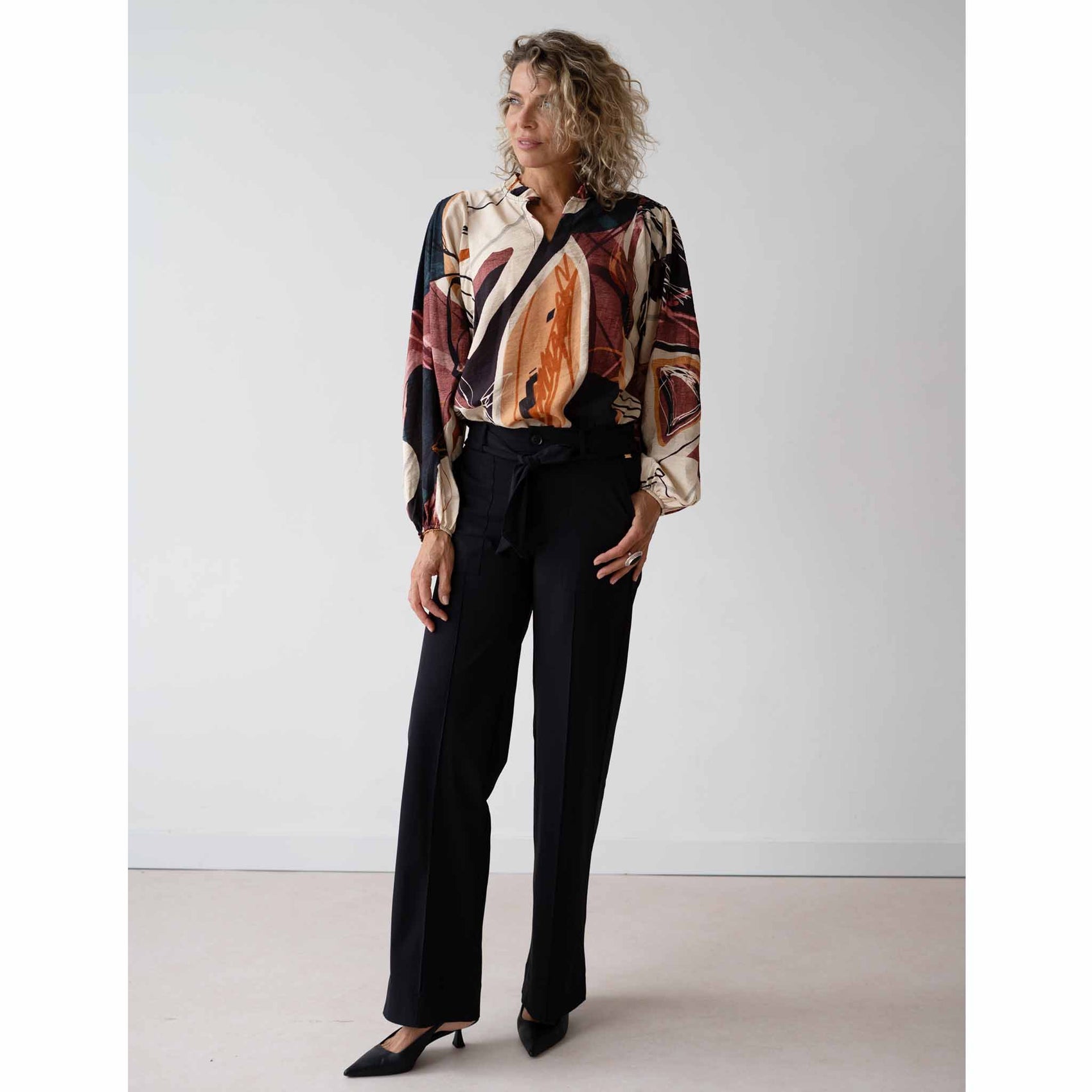 NED Blouse Maldon Mother of Pearl, tall kleding voor lange vrouwen, gedragen door model