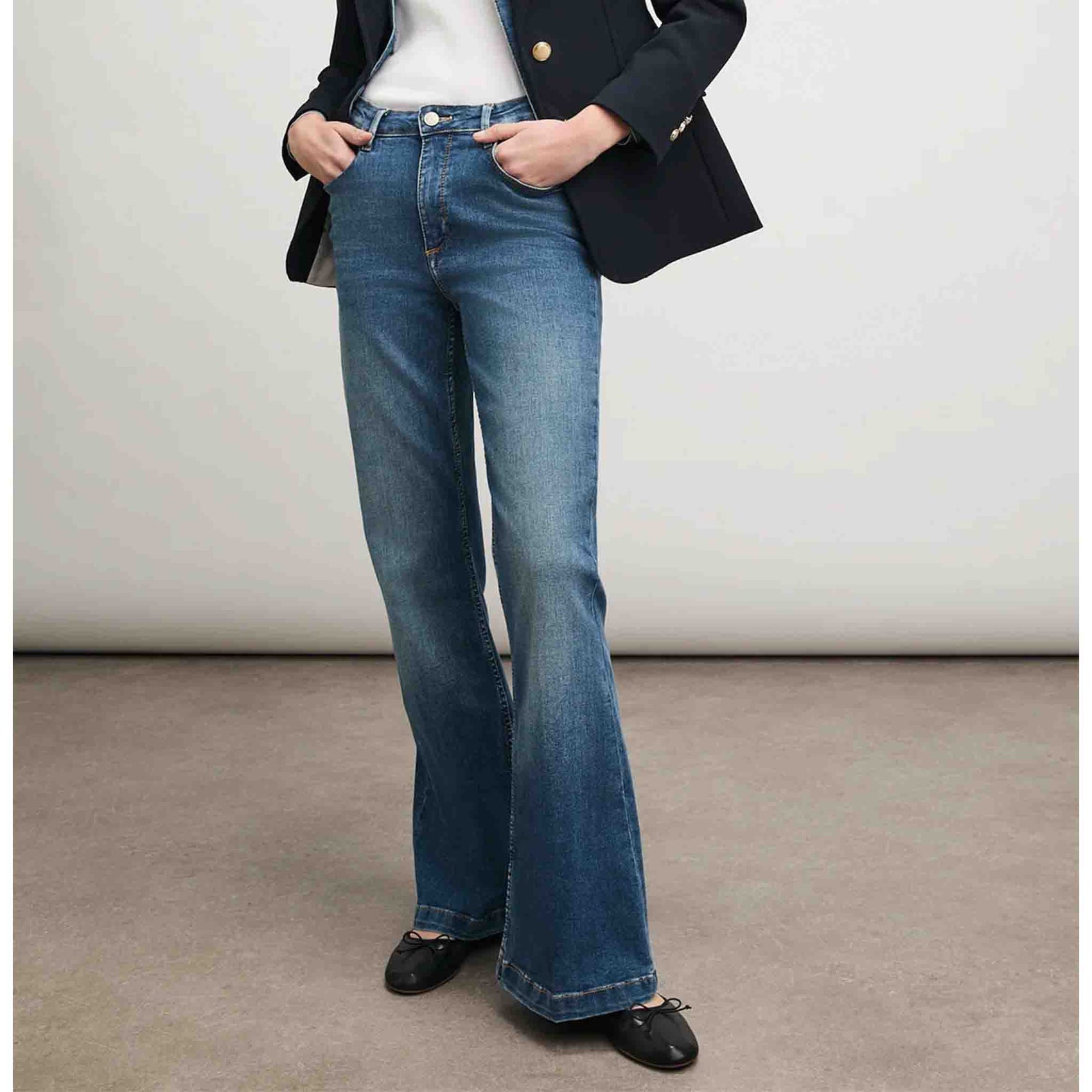 Bluefire Jeans Sunny Flare Stone nos, tall jeans voor lange dames, gedragen door model