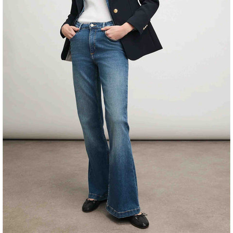 Bluefire Jeans Sunny Flare Stone nos, tall jeans voor lange dames, gedragen door model