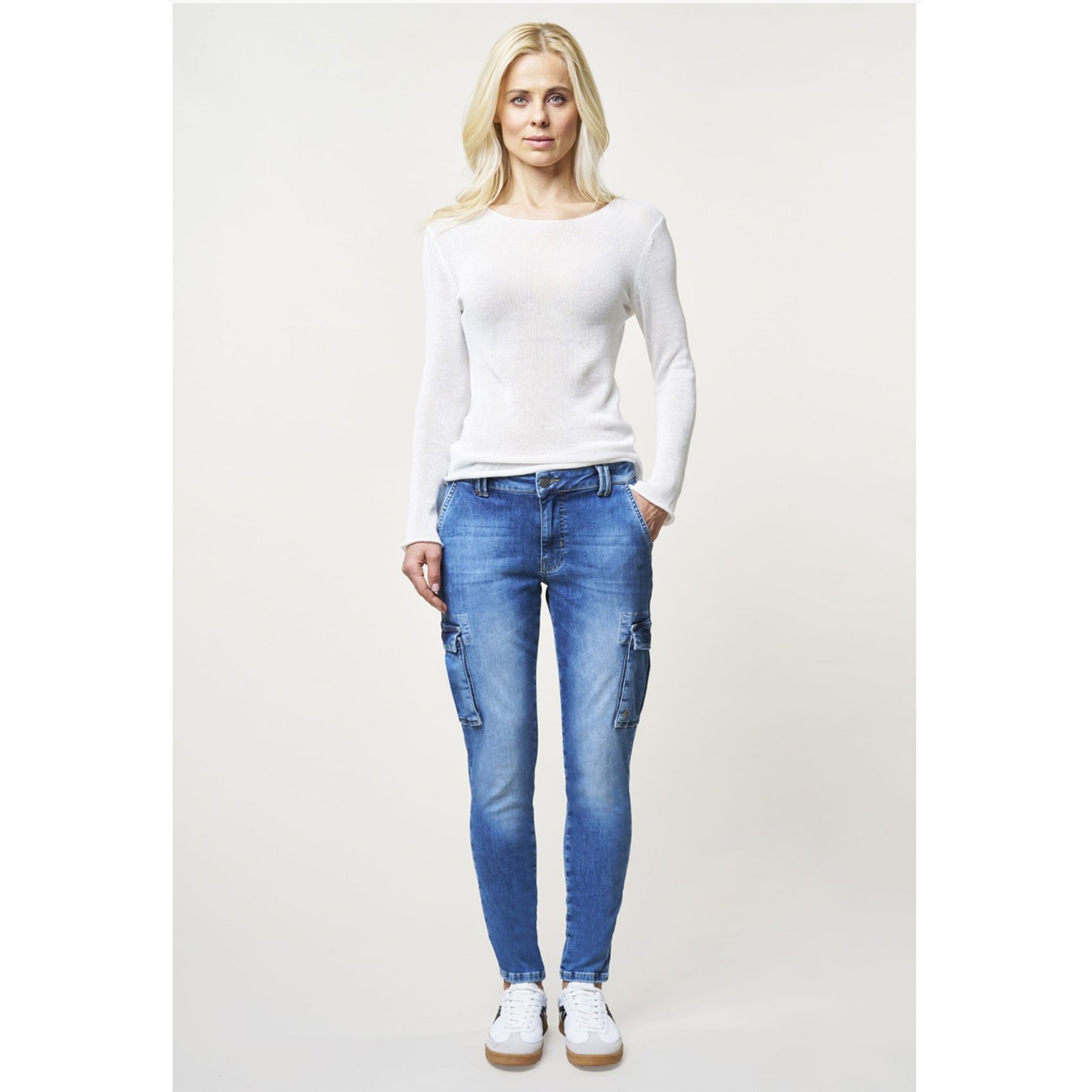 Bluefire Cargo Slim Nevada, tall kleding voor lange vrouwen, gedragen door model