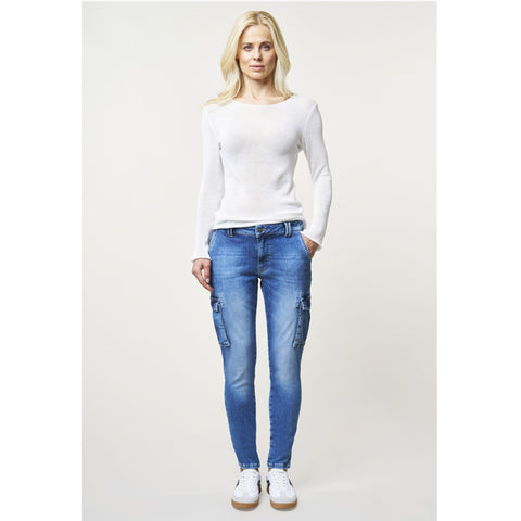 Bluefire Cargo Slim Nevada, tall kleding voor lange vrouwen, gedragen door model
