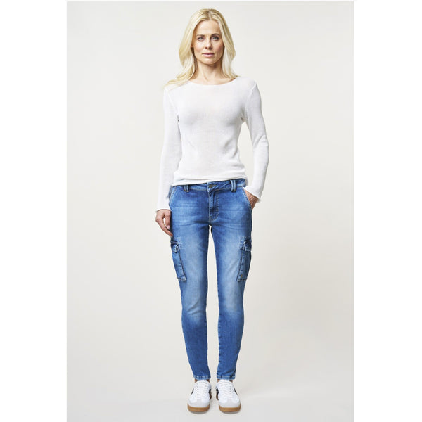 Bluefire Cargo Slim Nevada, tall kleding voor lange vrouwen, gedragen door model