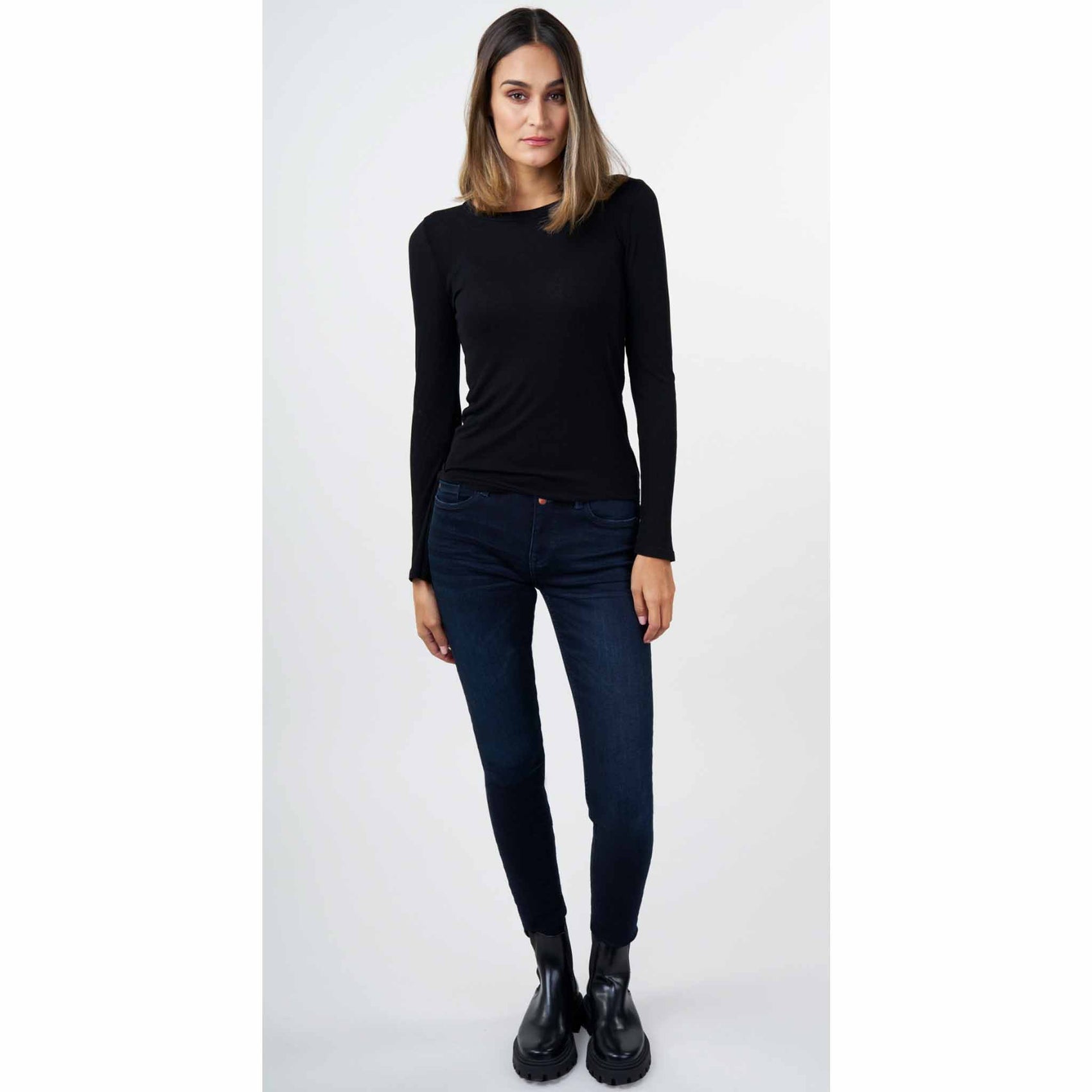 Bluefire Lara Blue Black, tall kleding voor lange vrouwen, gedragen door model