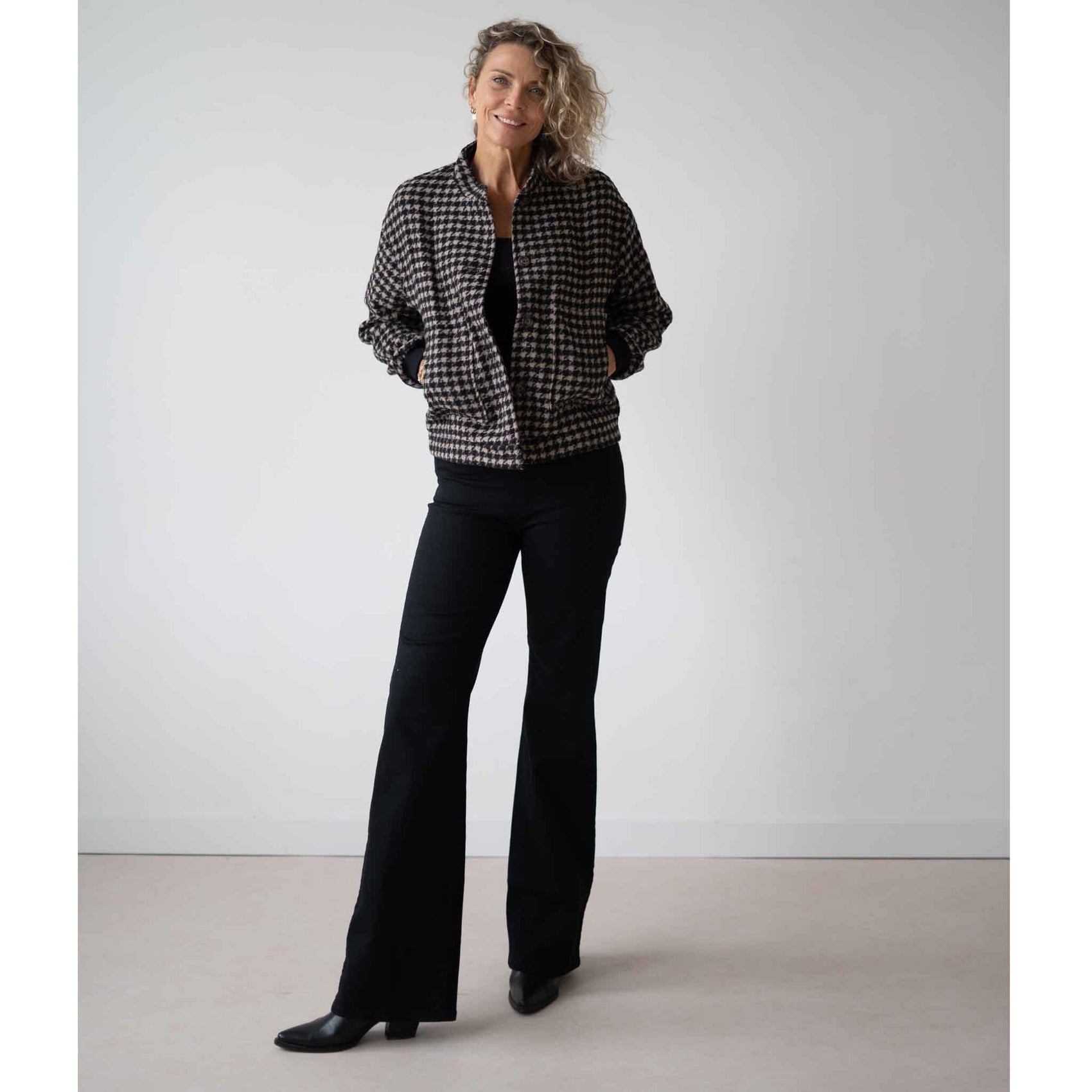 Bomber Pied de Poule, tall kleding voor lange vrouwen, gedragen door model