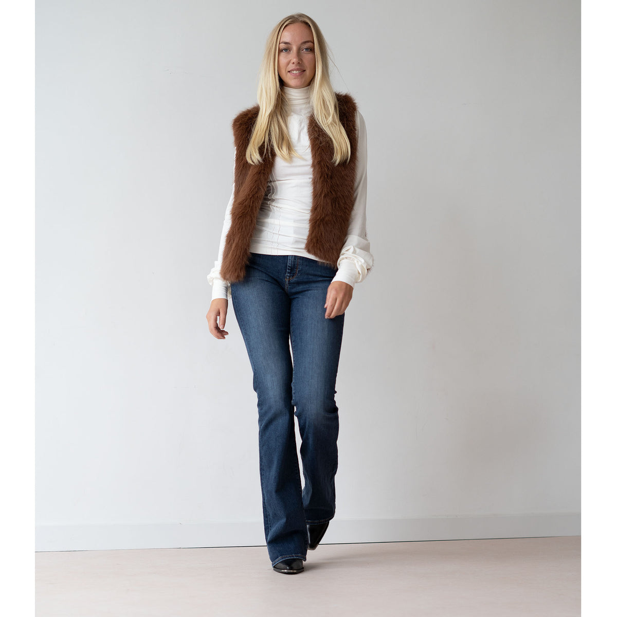 Smashed Lemon Gilet Bont Bruin, tall kleding voor lange vrouwen, gedragen door model