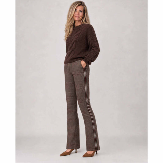 ICNK Broek Aleyna Tape Check met extra beenlengte – stylingfoto – kleding voor lange vrouwen