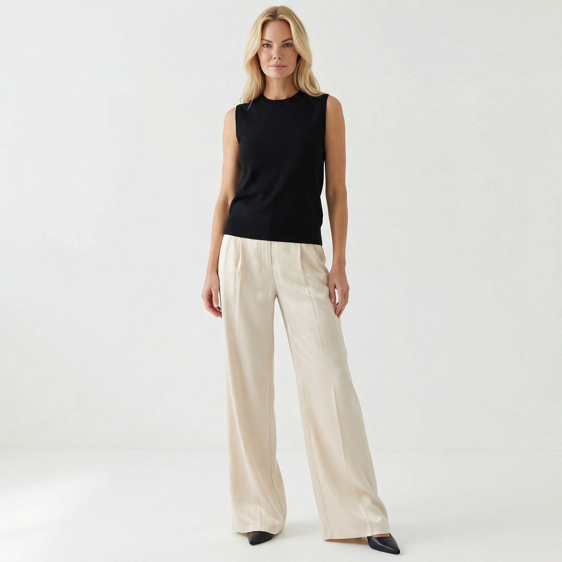 ICNK Broek Mosaic Shiny Satin, tall kleding voor lange vrouwen, gedragen door model
