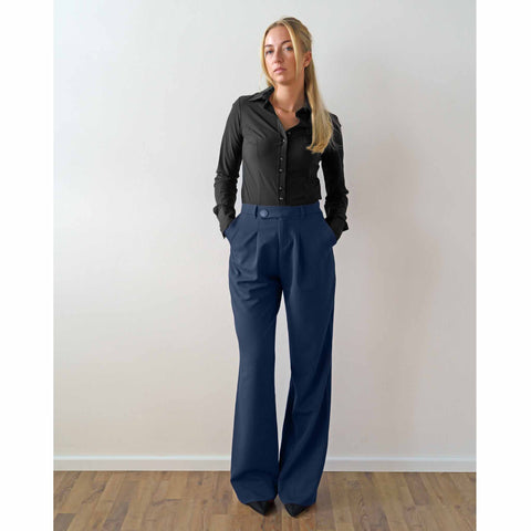 Longlady Broek Becky Donkerblauw, tall kleding voor lange vrouwen, gedragen door model