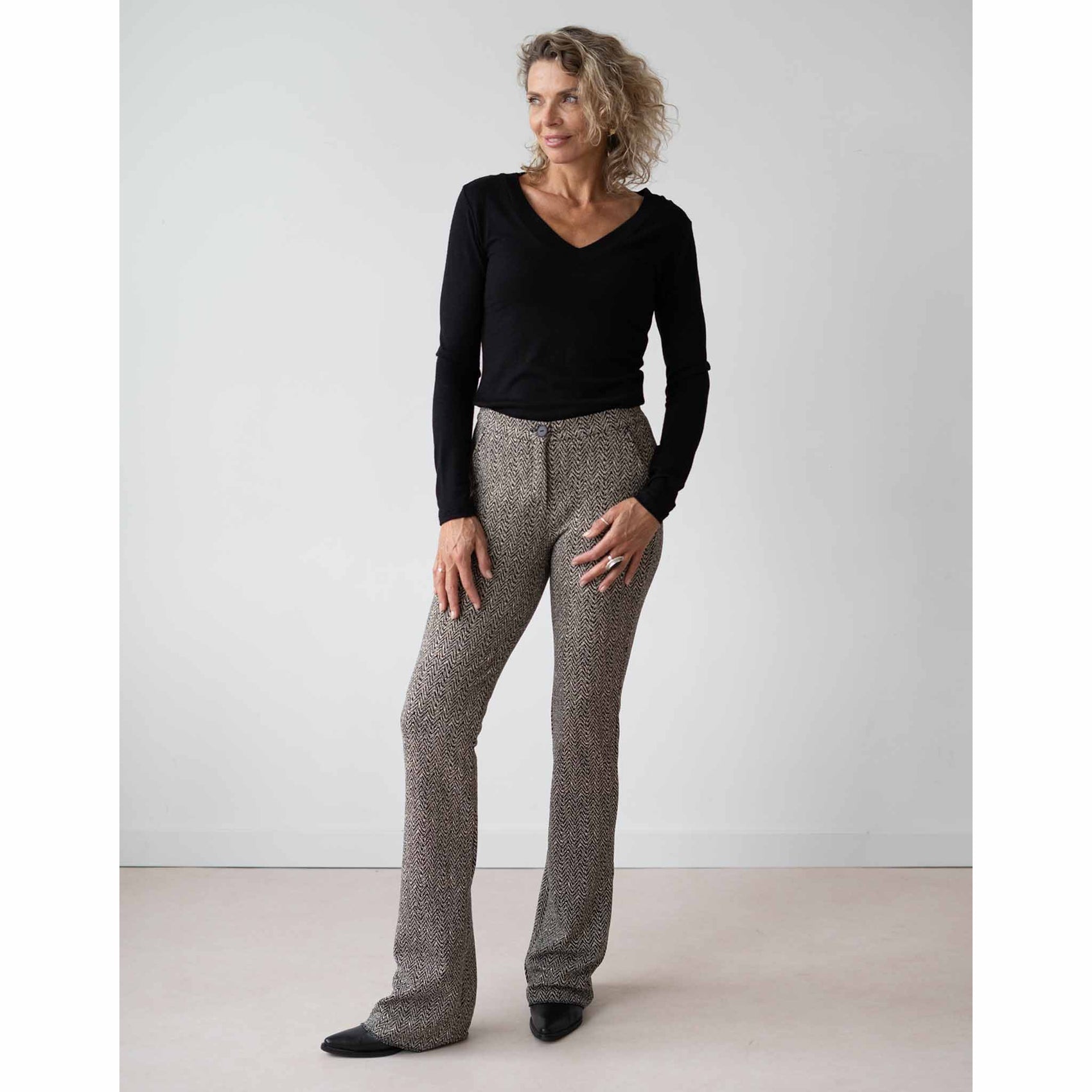 LongLady Broek Berinda Zwart, tall kleding voor lange vrouwen, gedragen door model