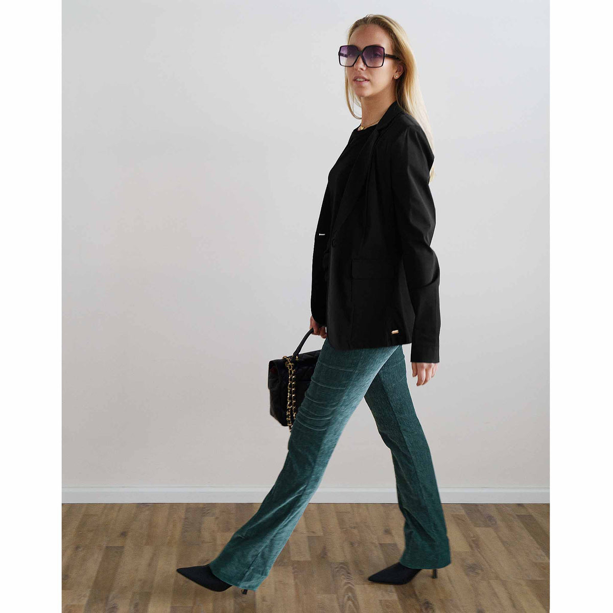 LongLady Broek Betty Chenille Petrol, tall kleding voor lange vrouwen, gedragen door model