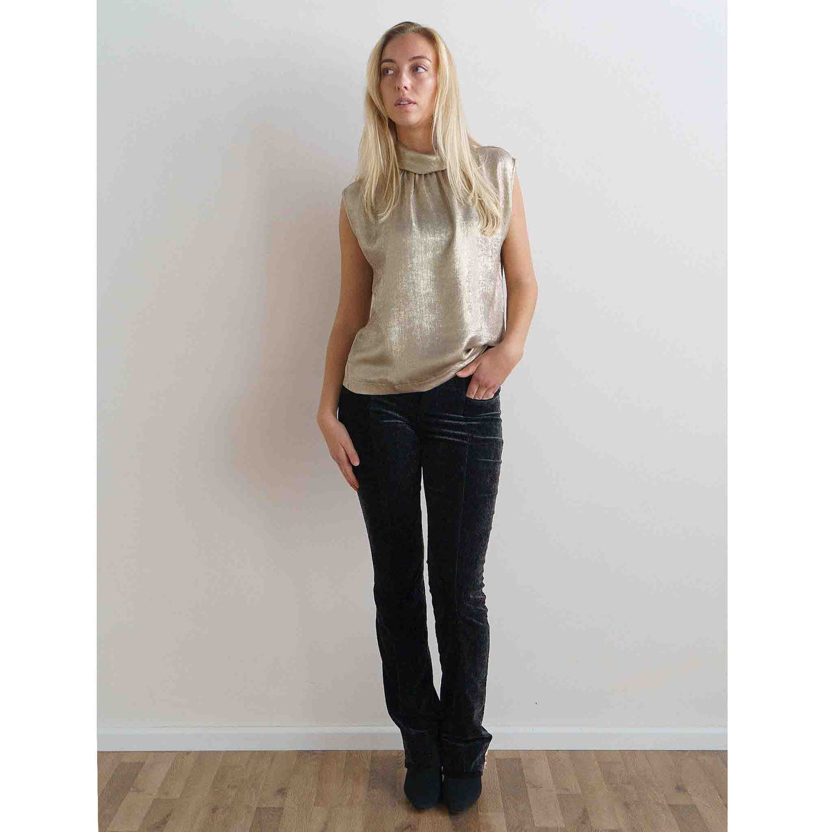 LongLady Broek Betty Chenille Zwart, tall kleding voor lange vrouwen, gedragen door model