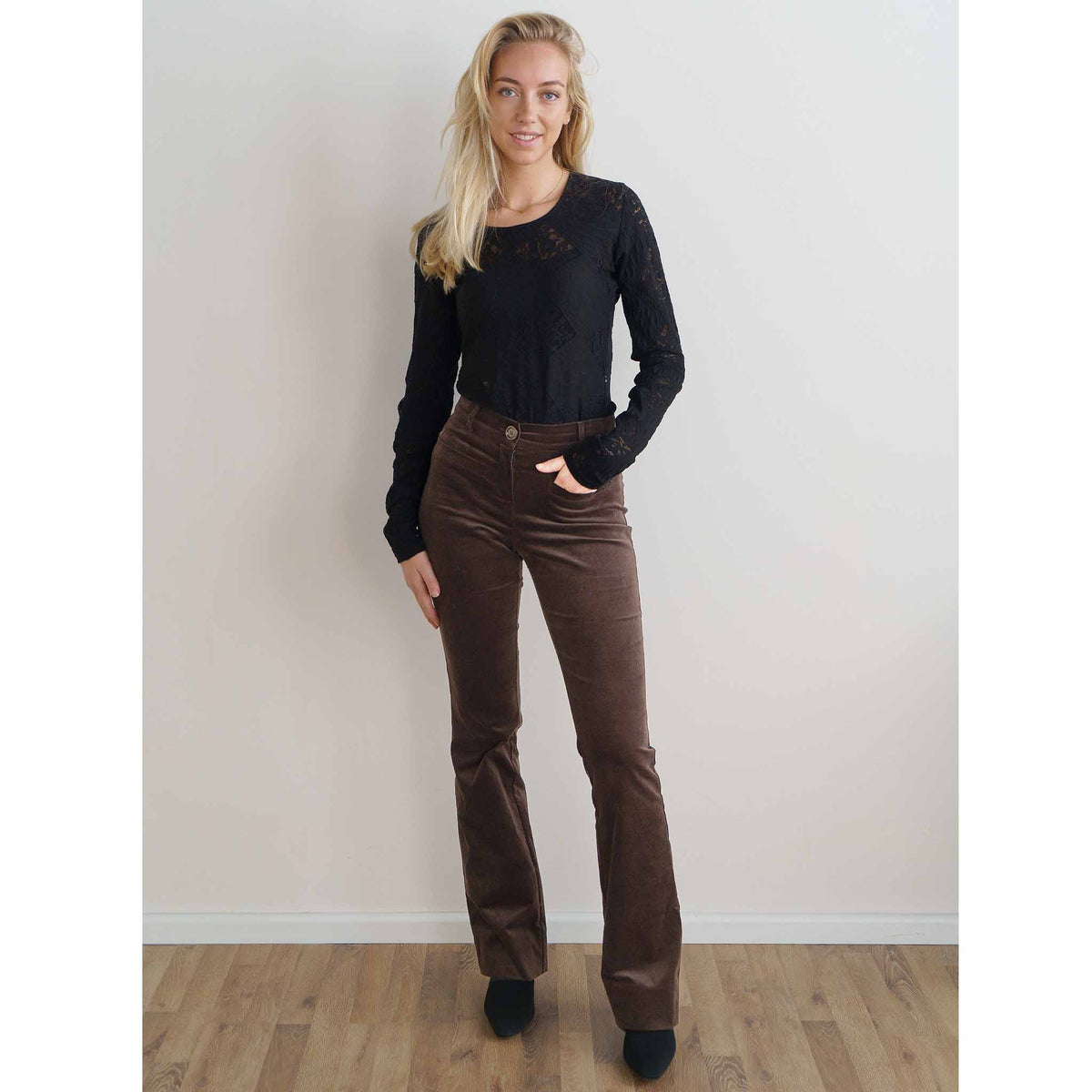 LongLady Broek Bobanne Velvet Bruin, tall kleding voor lange vrouwen, gedragen door model