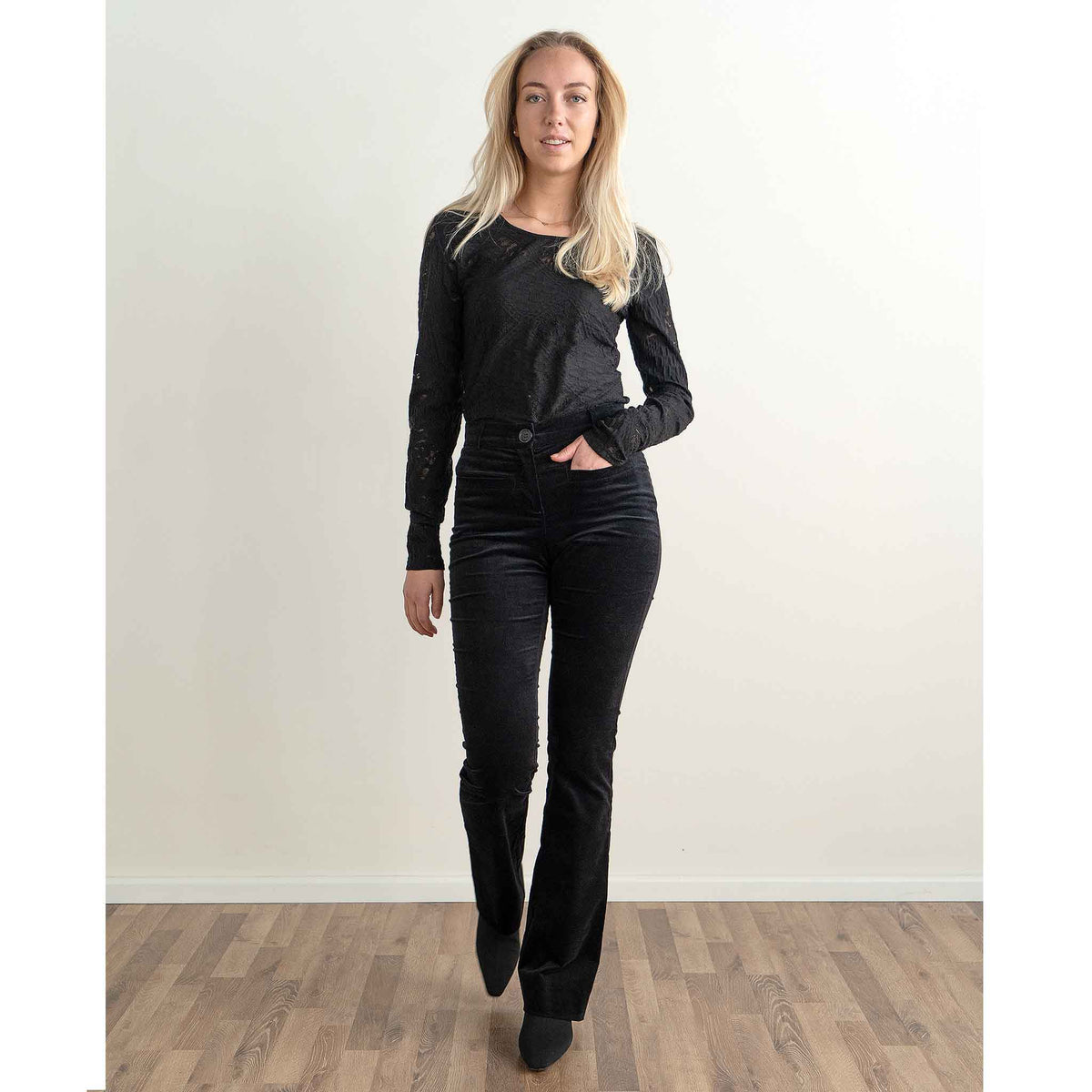 LongLady Broek Bobanne Velvet Zwart, tall kleding voor lange vrouwen, gedragen door model