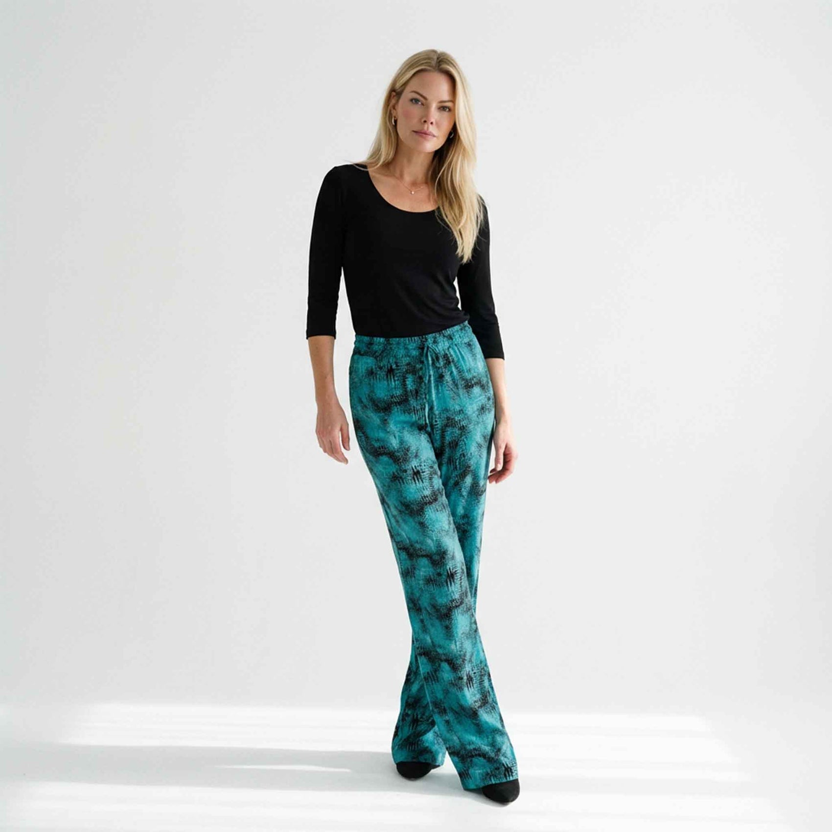 LongLady Broek Boukje Petrol, tall kleding voor lange vrouwen, gedragen door model