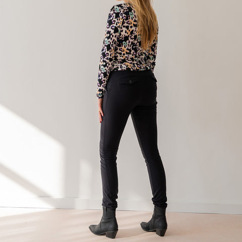 LongLady Broek Nicky, tall kleding voor lange vrouwen, gedragen door model