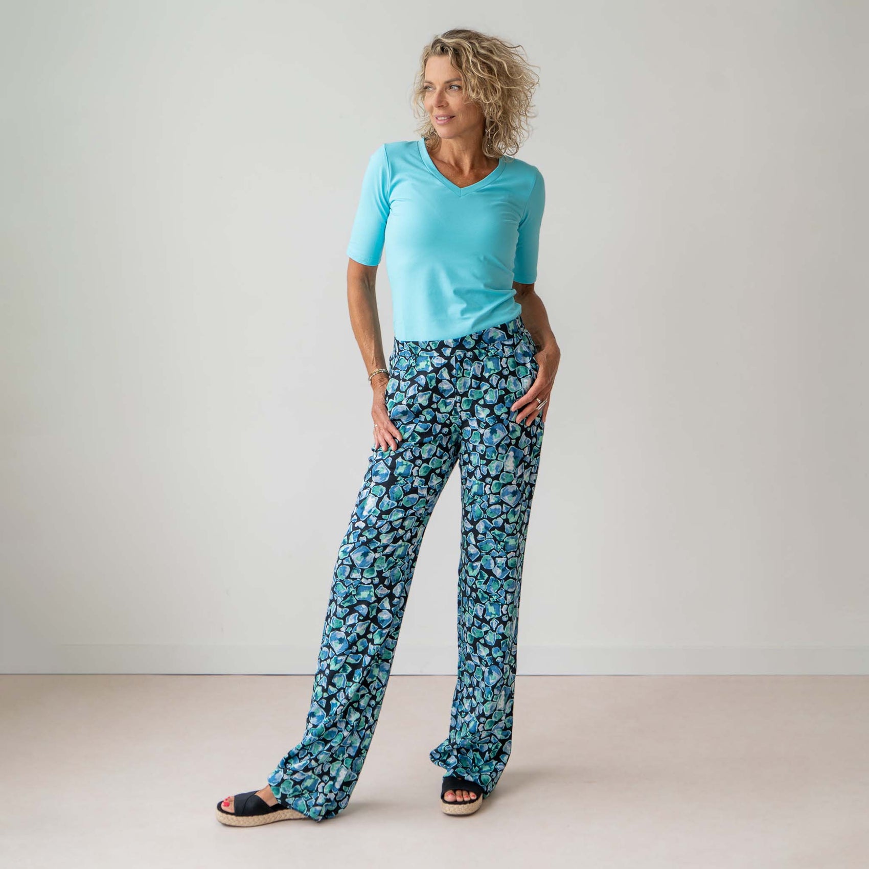 LongLady Broek Nory Groen Blauw, tall kleding voor lange vrouwen, gedragen door model