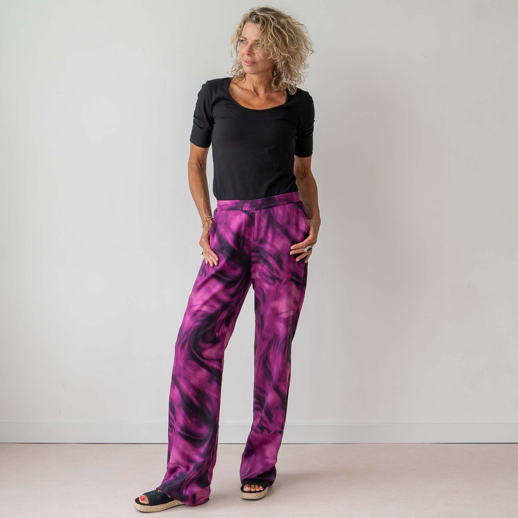 LongLady Broek Nory Fuchsia, tall kleding voor lange vrouwen, gedragen door model