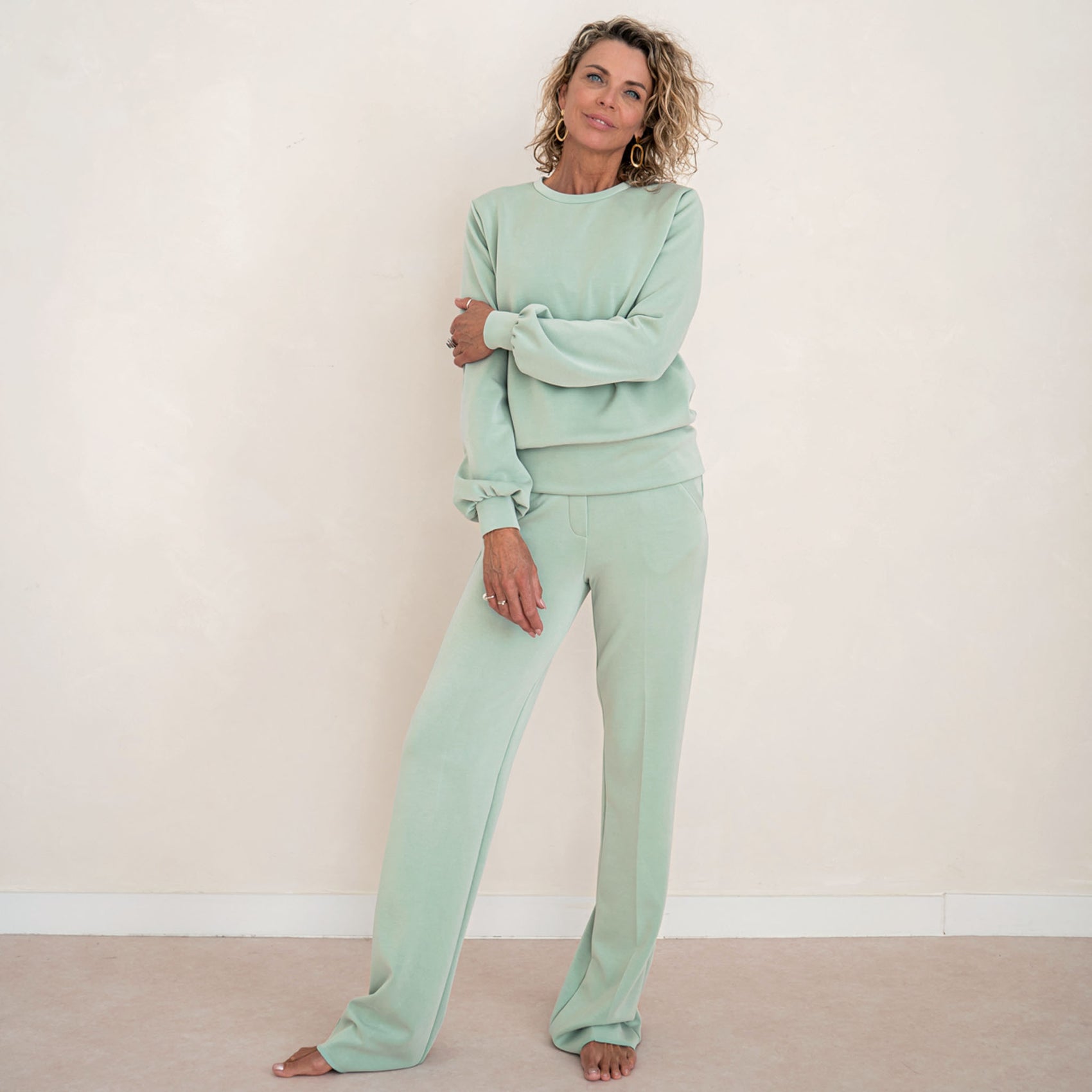 LongLady Broek Nysa, tall kleding voor lange vrouwen, gedragen door model