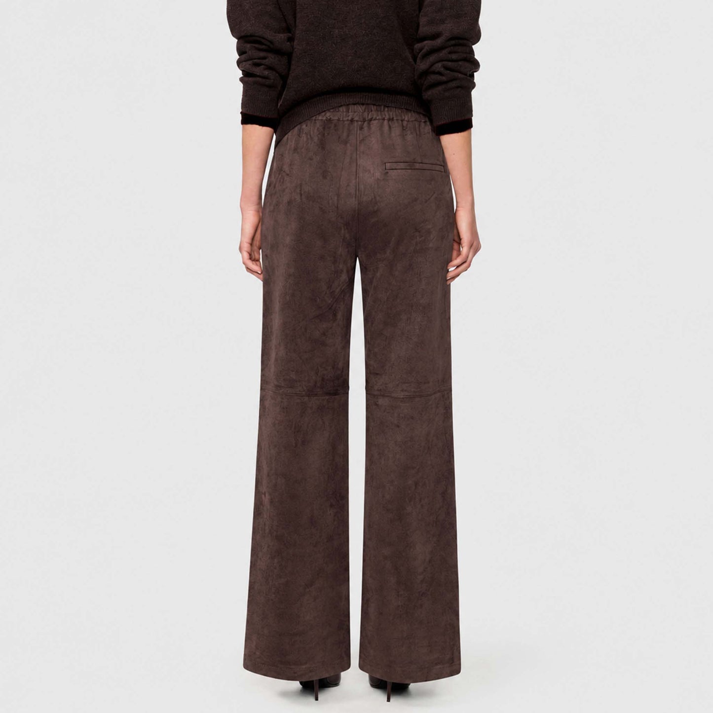 Mac Broek Chiara Suedine Truffle Brown met extra beenlengte – voorkant – LongLady kleding voor lange dames