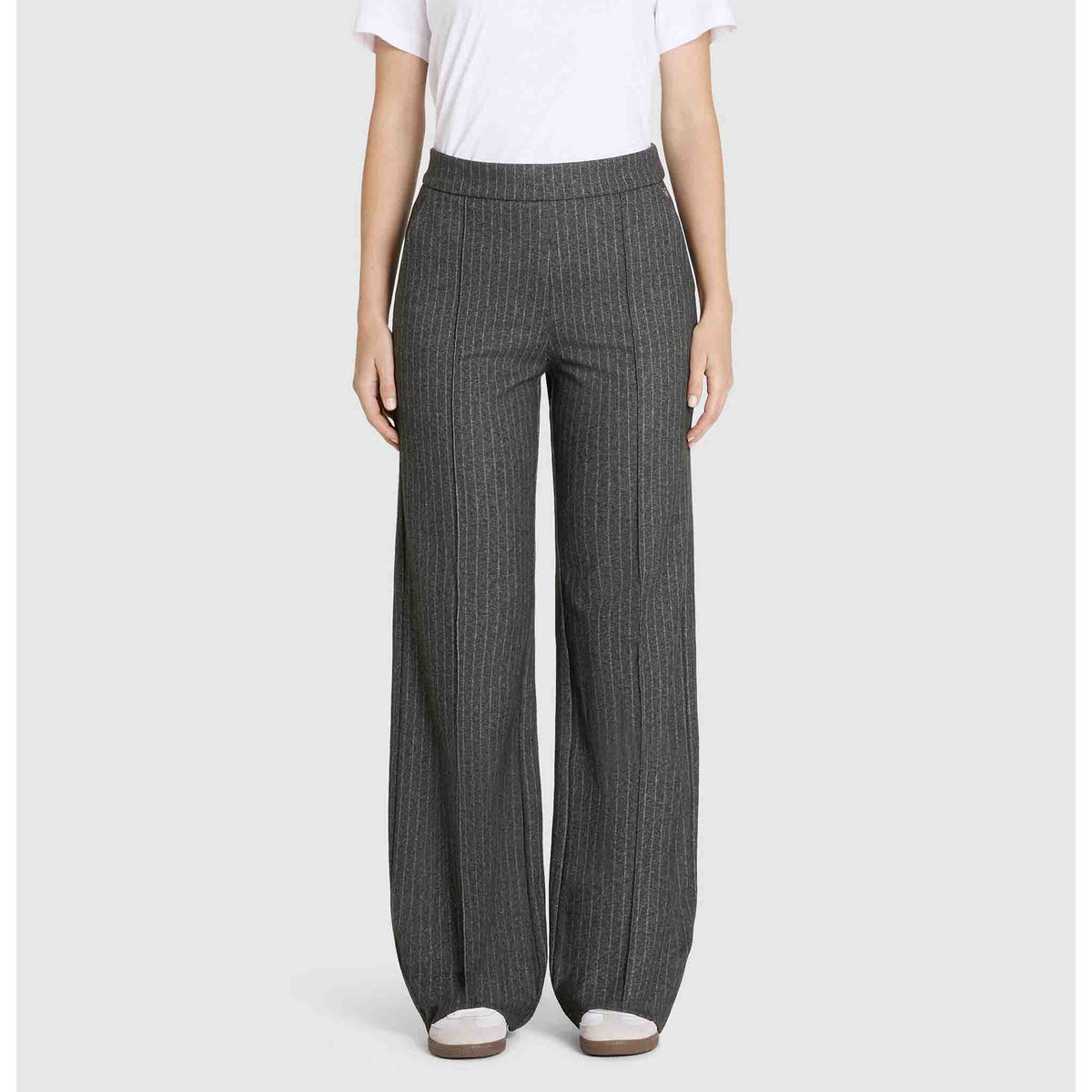 Mac Broek Chiara Smart Dark Shadow Stripe, tall kleding voor lange vrouwen, gedragen door model