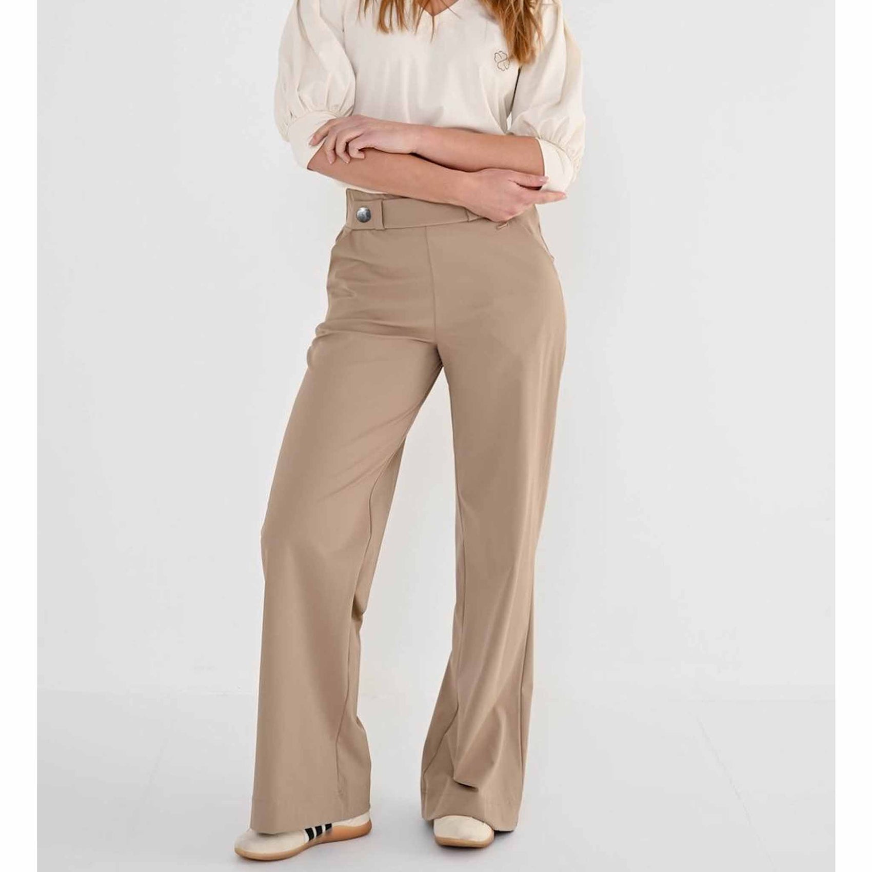 Maicazz Broek Xavi Sand, tall kleding voor lange vrouwen, gedragen door model