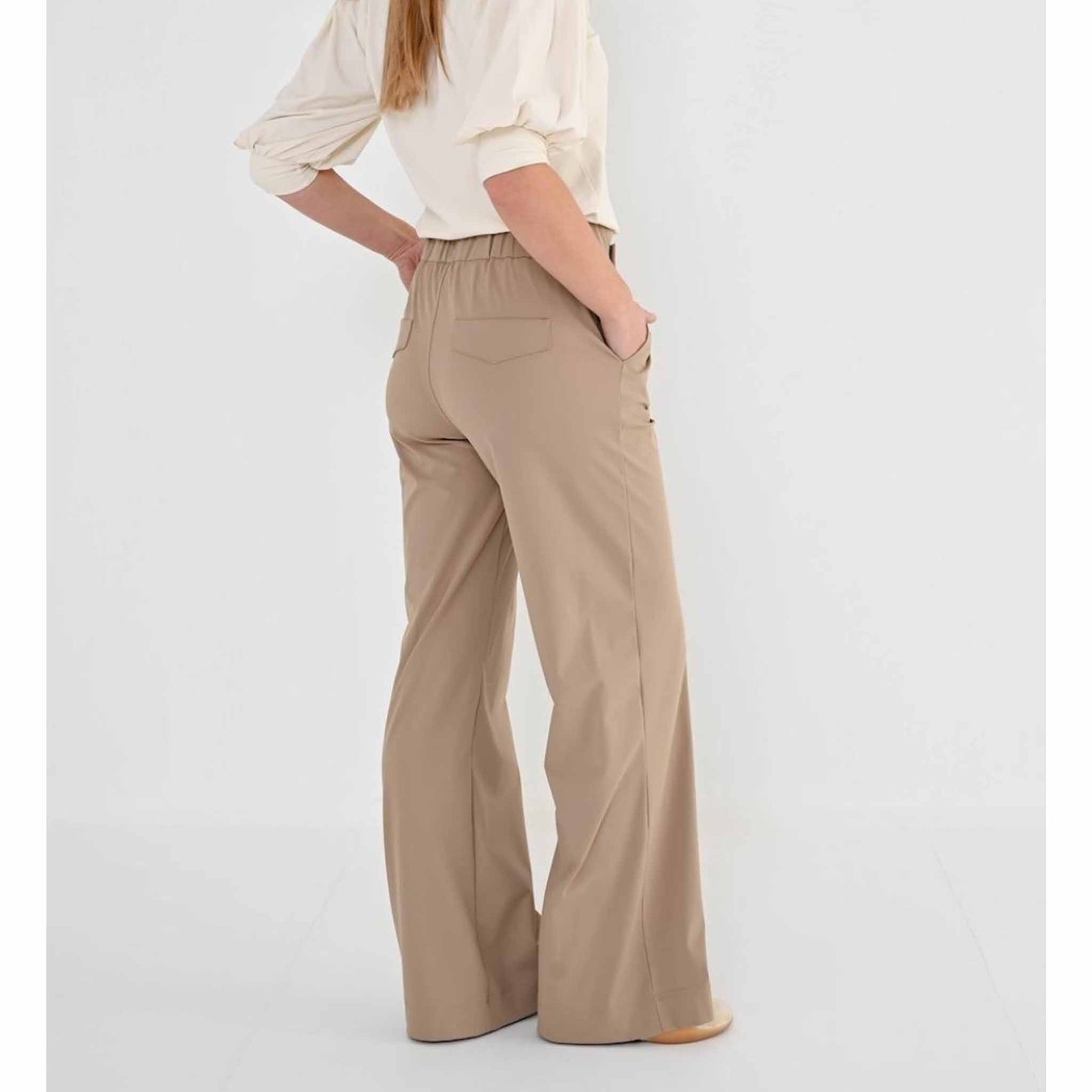 Maicazz Broek Xavi Sand, tall kleding voor lange dames, achteraanzicht