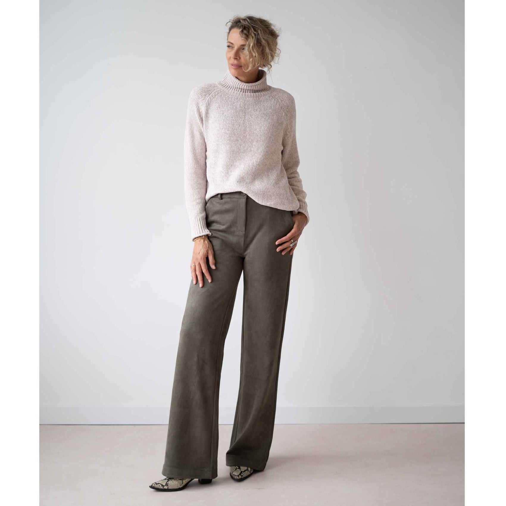 Smashed Lemon Broek Suedine, tall kleding voor lange vrouwen, gedragen door model