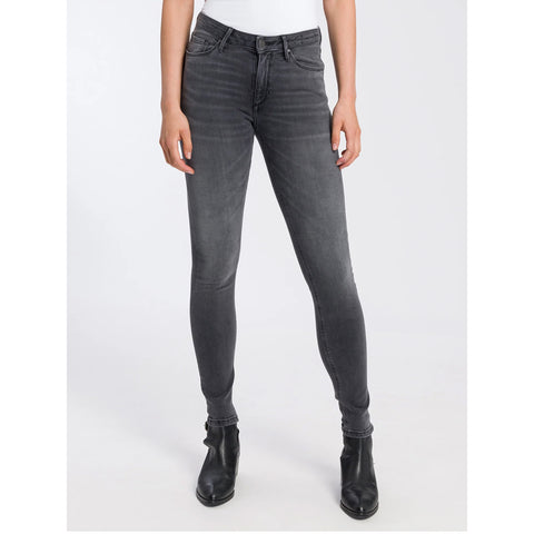 Cross Jeans Alan Grijs, tall jeans voor lange dames, gedragen door model