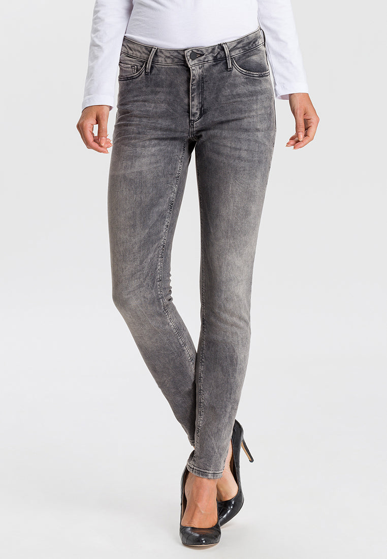 Cross Jeans Alan Grey washed, tall jeans voor lange dames, gedragen door model
