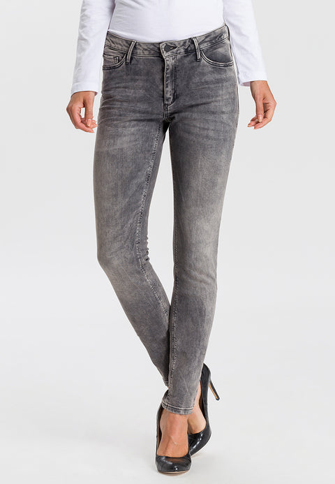 Cross Jeans Alan Grey washed, tall jeans voor lange dames, gedragen door model