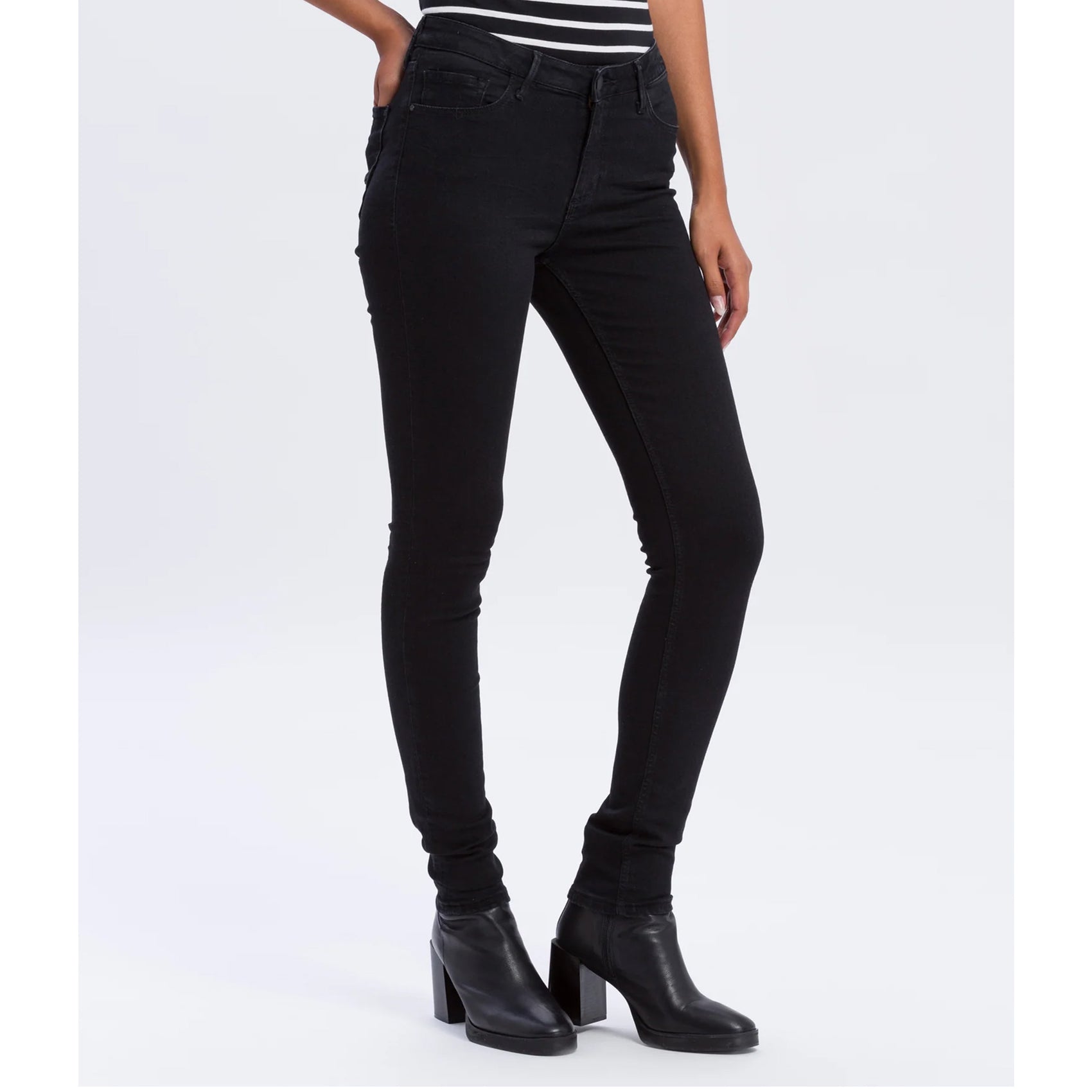 Cross Jeans Alan Zwart, tall jeans voor lange dames, gedragen door model