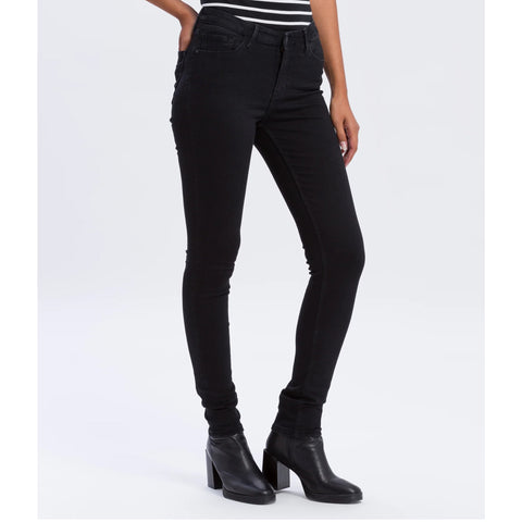 Cross Jeans Alan Zwart, tall jeans voor lange dames, gedragen door model