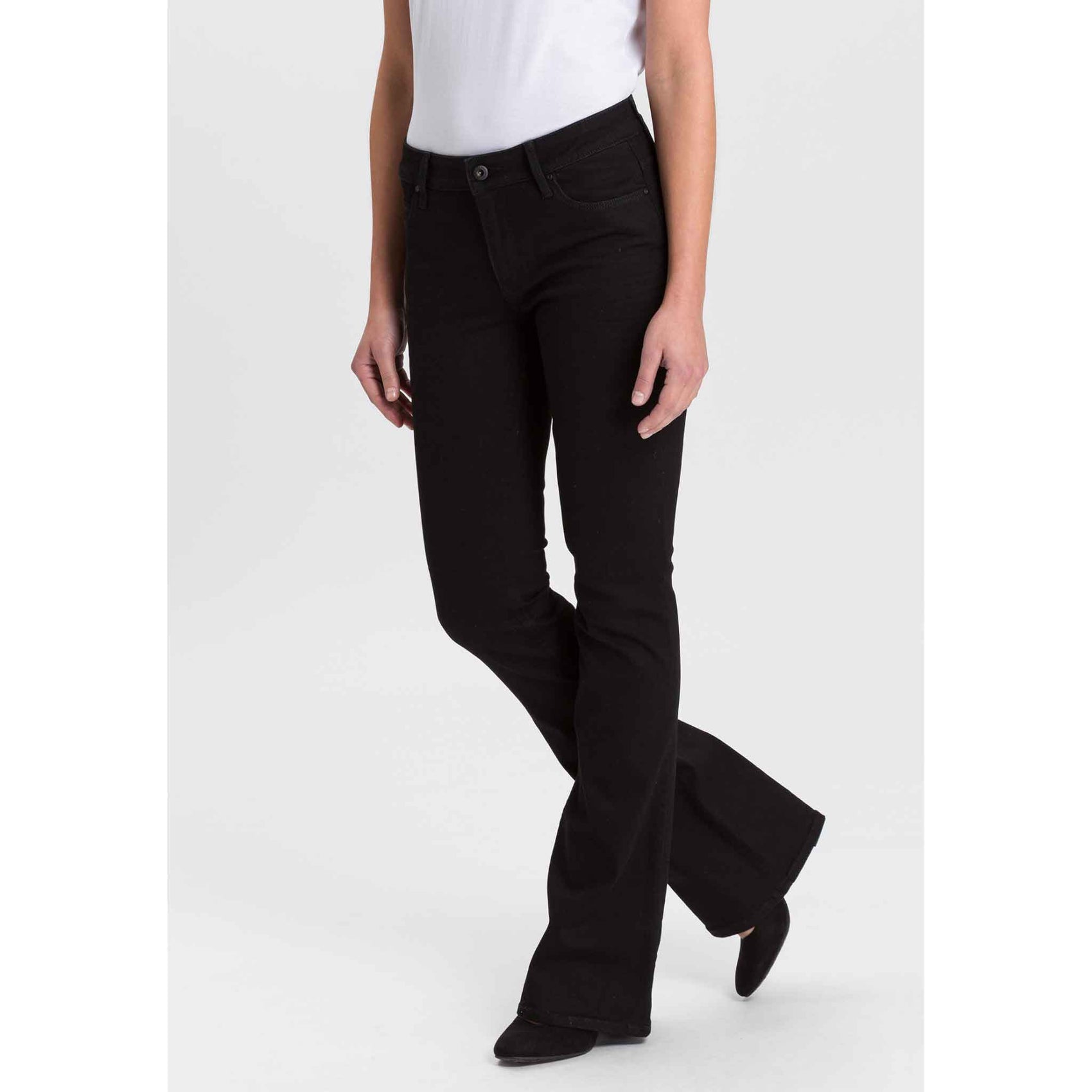 Cross Jeans Faye Zwart, tall jeans voor lange dames, gedragen door model