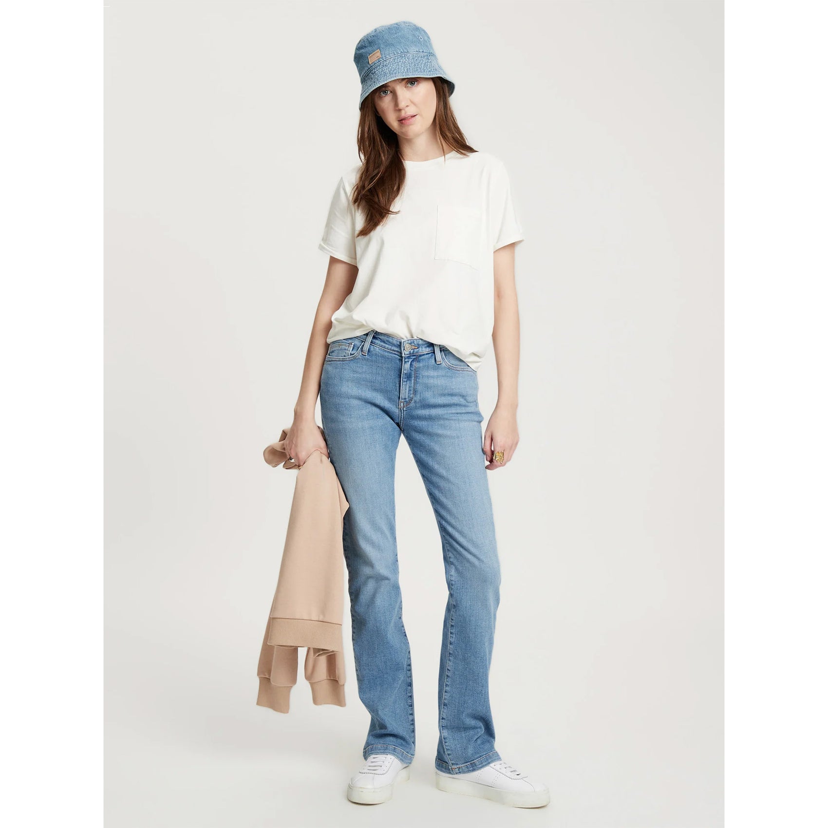 Cross Jeans Lauren Light Washed, tall jeans voor lange dames, gedragen door model