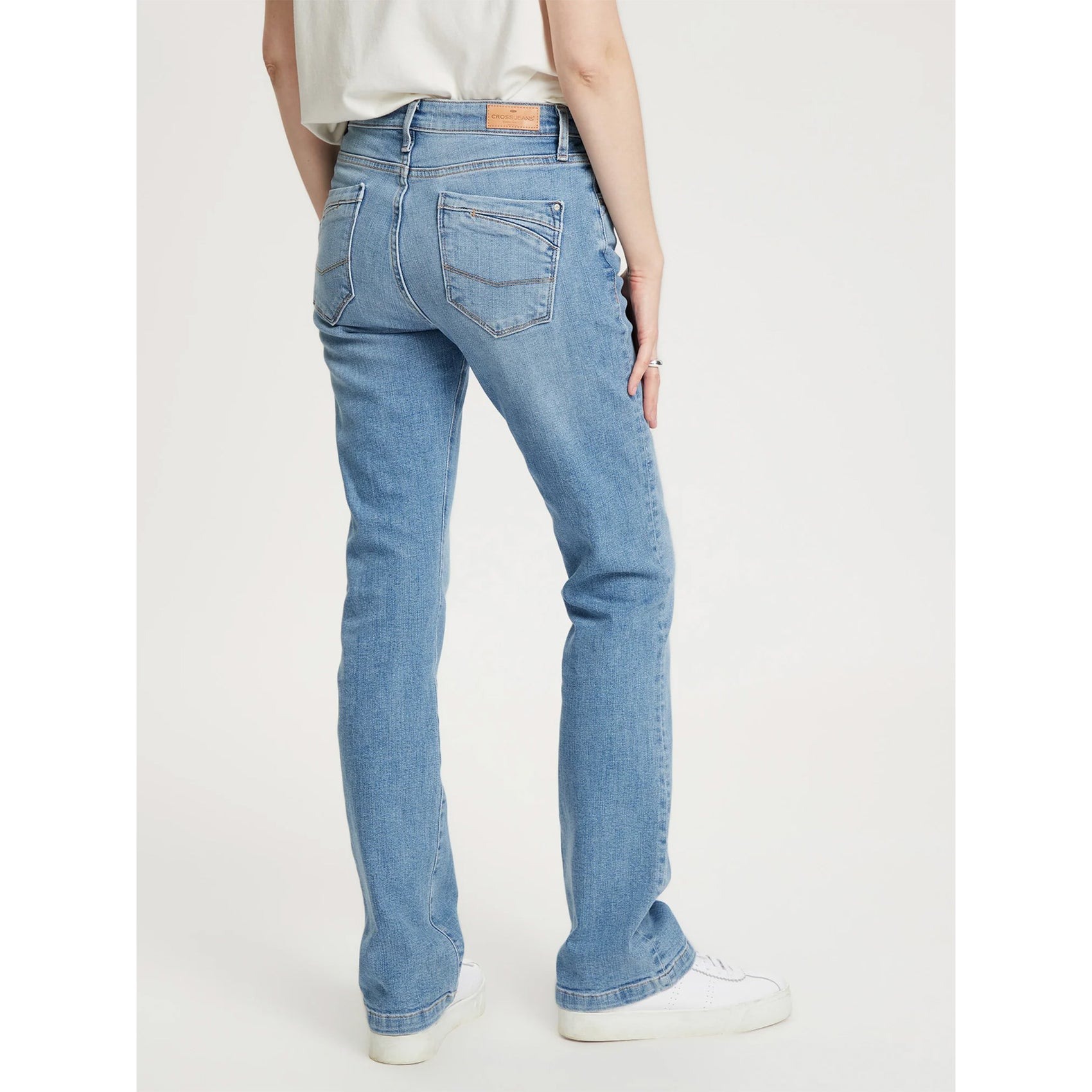 Cross Jeans Lauren Light Washed, jeans in tall met lange benen, achteraanzicht