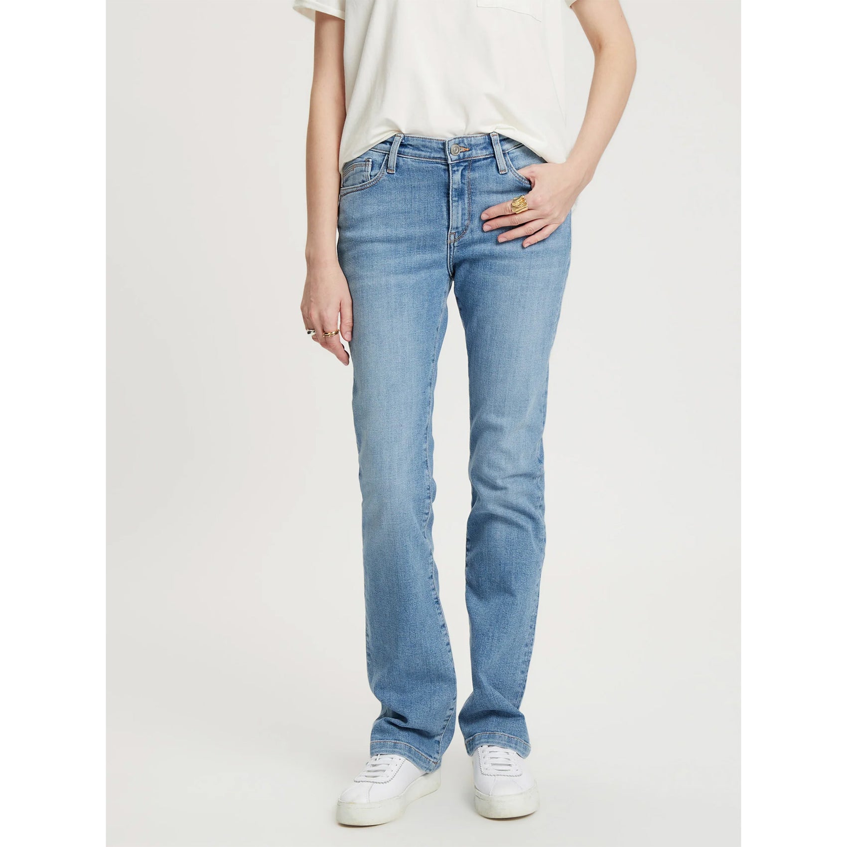 Cross Jeans Lauren Light Washed, tall jeans voor lange dames, gedragen door model