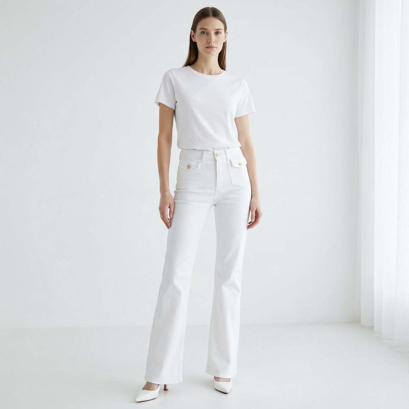 DNM Pure Bobby Offwhite, tall kleding voor lange vrouwen, gedragen door model