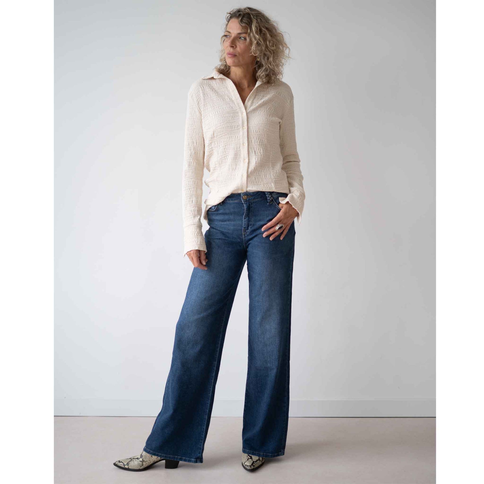 DNM Pure Cooper Base Hemp Blue, tall kleding voor lange vrouwen, gedragen door model