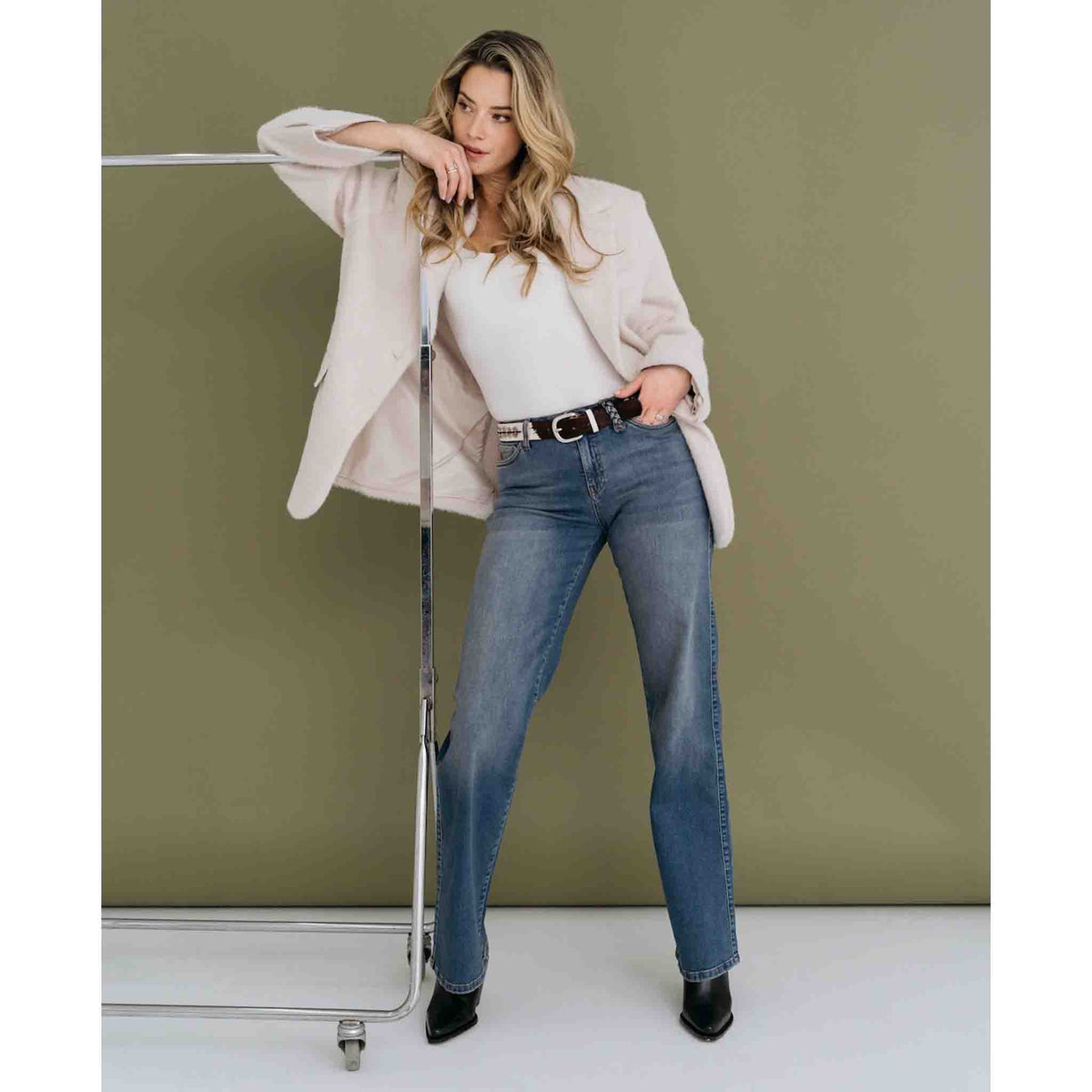 DNM Pure Hayden Muddy Blue, tall kleding voor lange vrouwen, gedragen door model